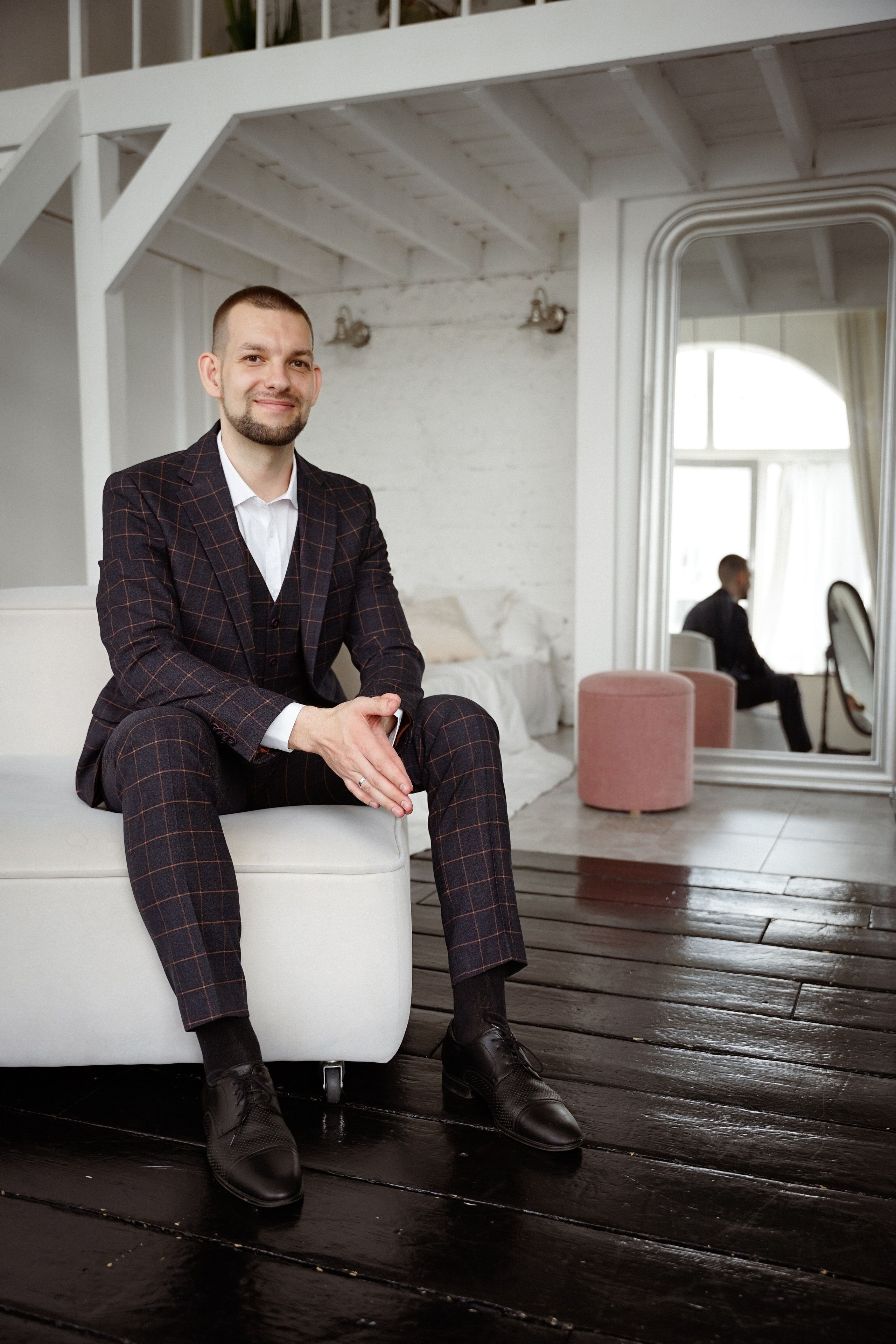 Свадебная фотосессия в студии с темным полом