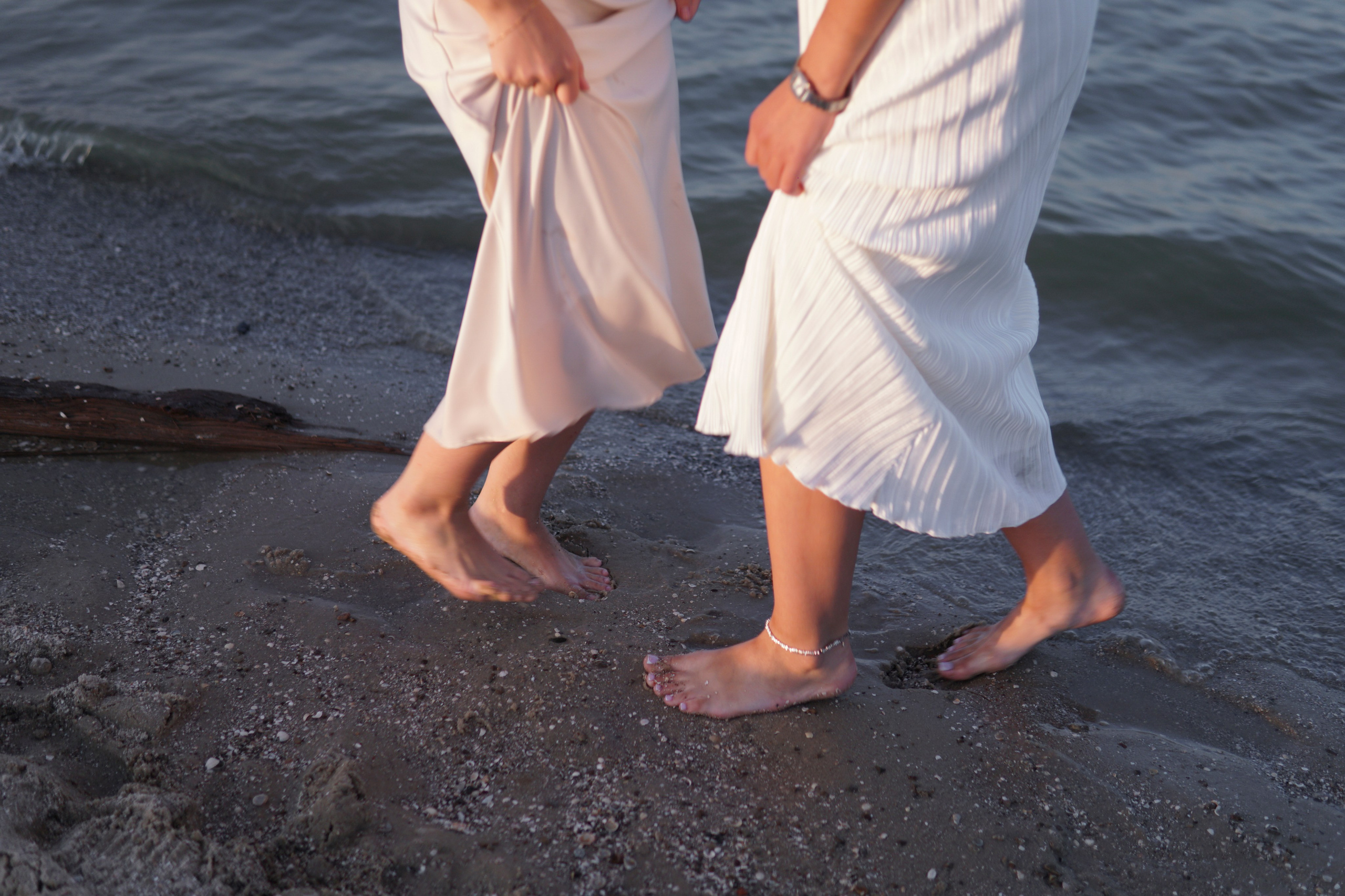 Сестры у моря в Ростове-на-Дону. Фотосессия за городом. Фотограф в Ростове-на-Дону Марина Мальцева