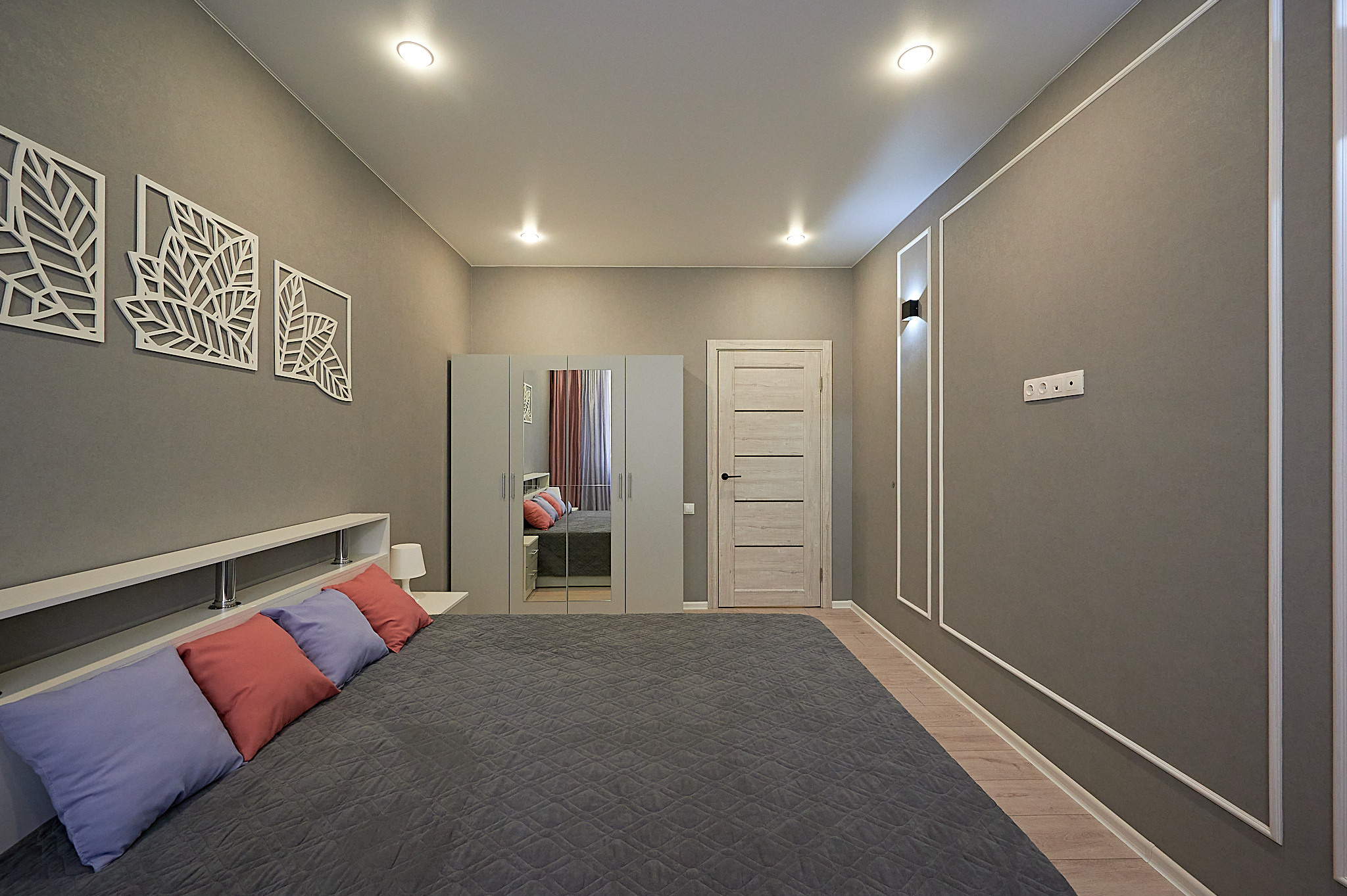 комната с серыми обоями серая кровать