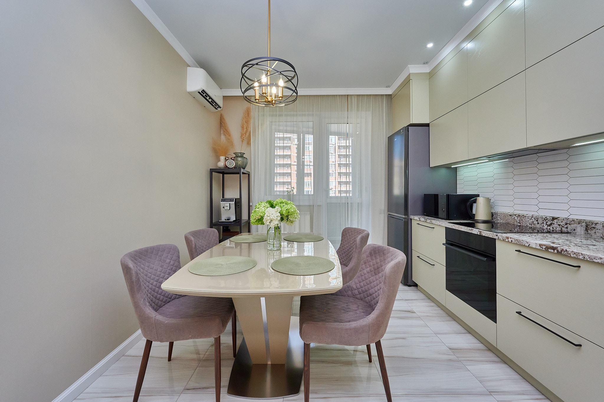 кухня кухонный светлый стол лавандовые стулья  светлые шкафчики 