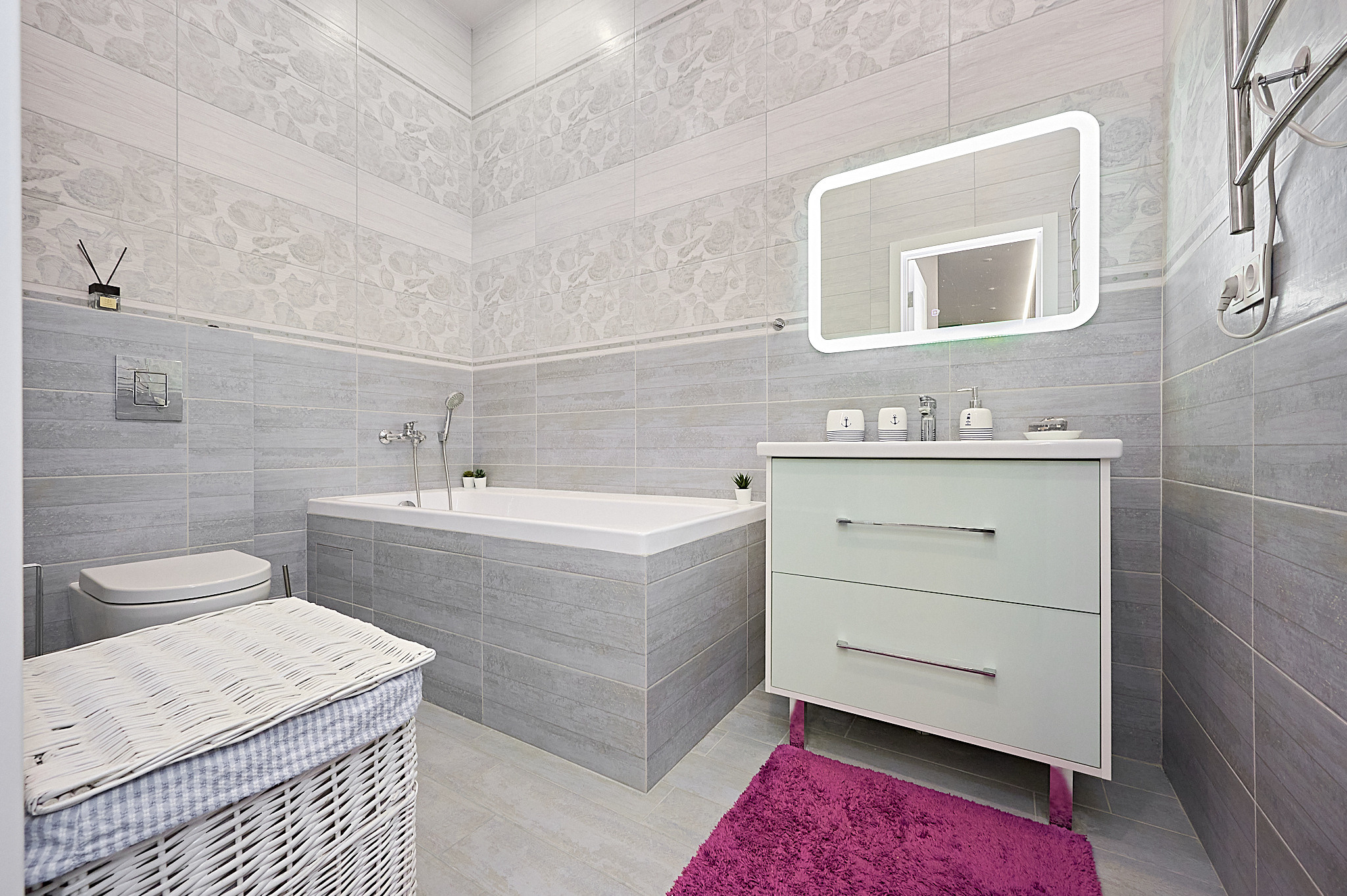 ванная комната зеркало с подсветкой  светлая плитка 