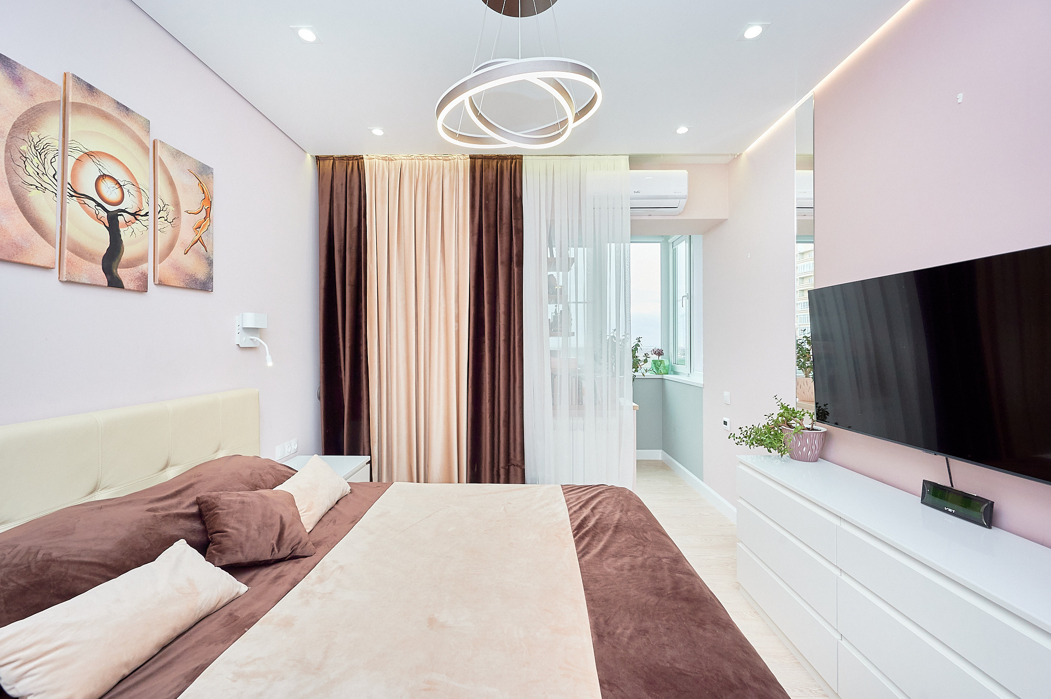 комната коричневые шторы светлая кровать 