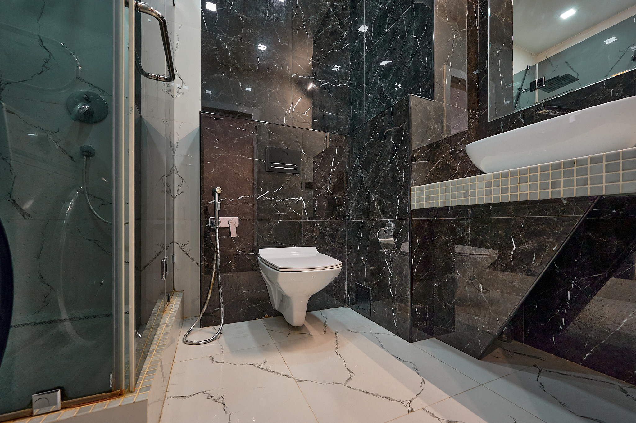 ванная комната душевая кабина черная плитка на обоях 