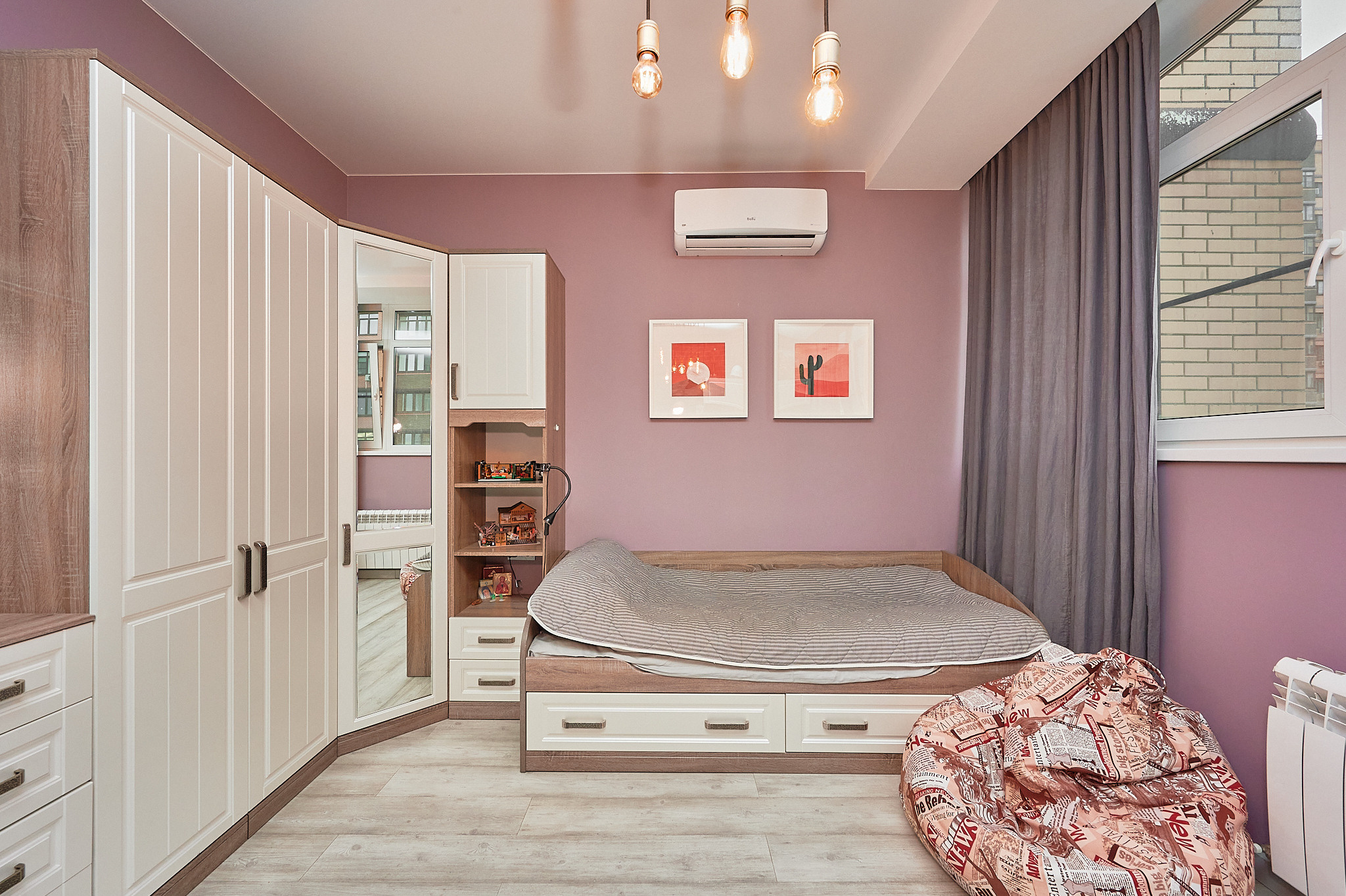 светлая кровать 