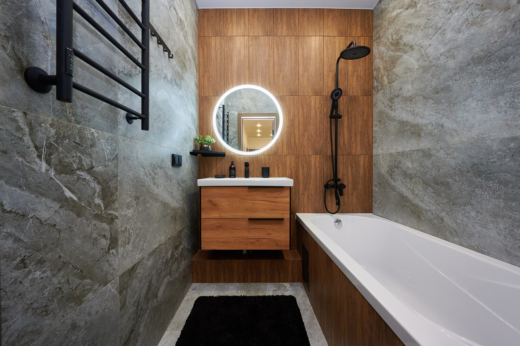 ванная комната с круглым зеркалом с подсветкой  серая мраморная плитка 