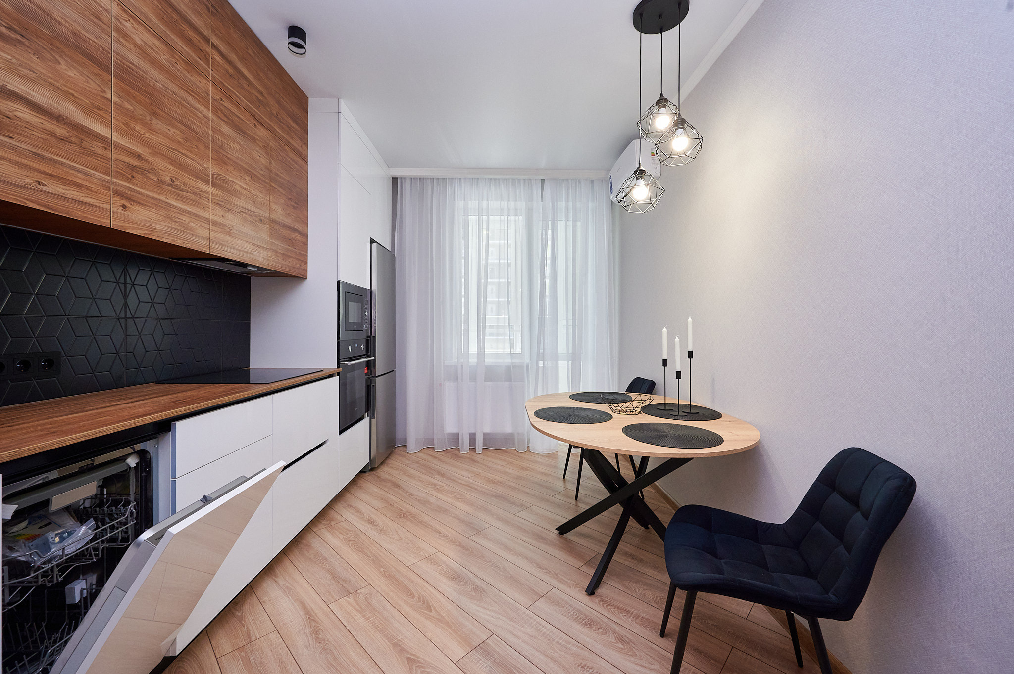 кухня белые обои черно коричневые шкафы кухонный стол светлый черный стул 