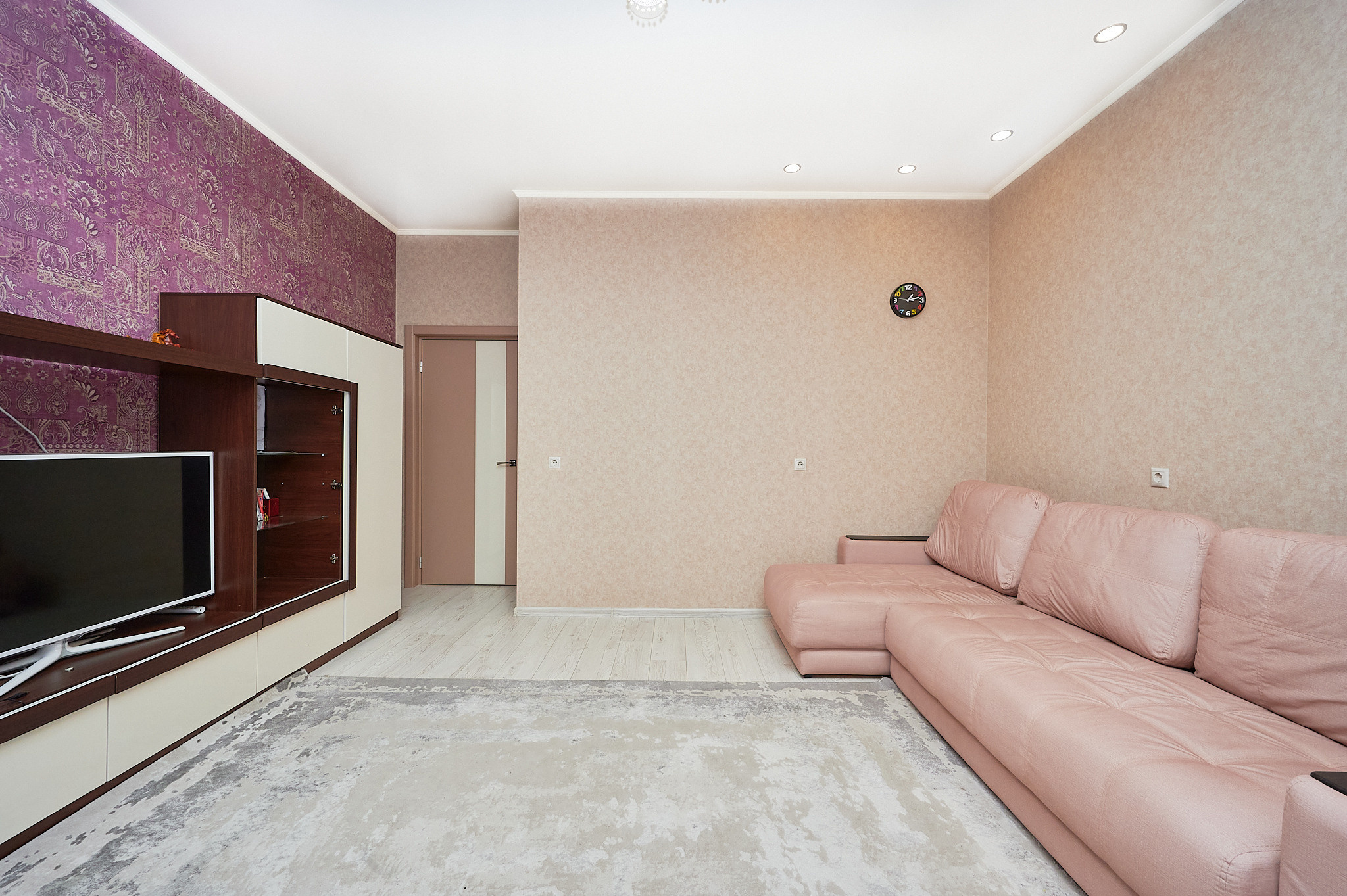 гостиная розоватый диван фиолетовая стенка 