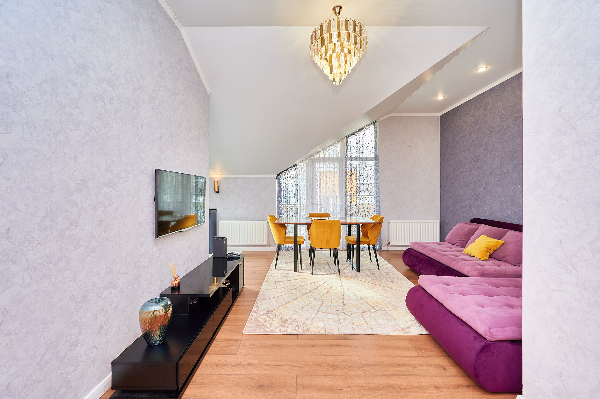 гостиная кухонный белый стол желтые стулья  фиолетовый диван телевизор 