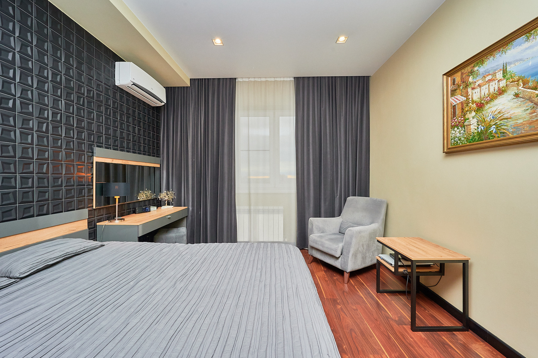 комната серые шторы светлые стены серое кресло серая кровать 