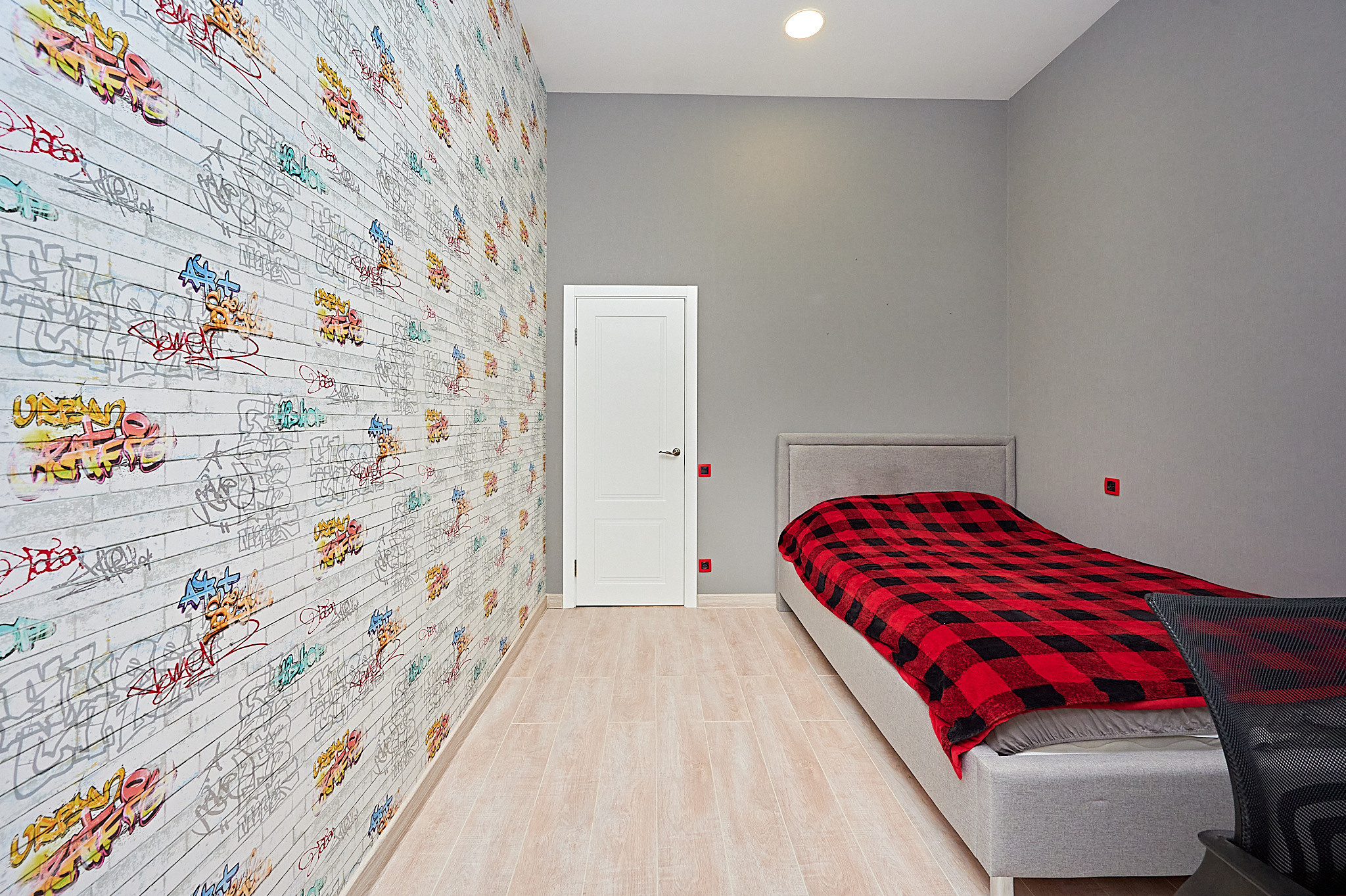 комната серая стена кровать 