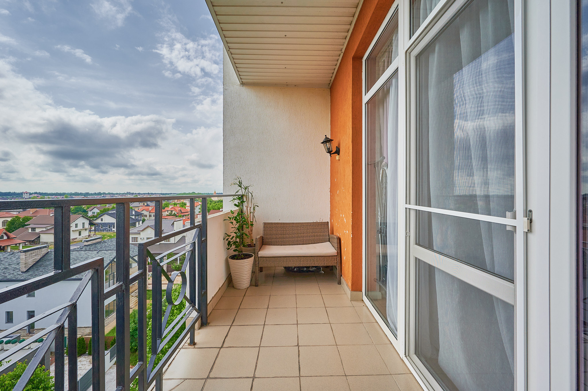 балкон коричневый диван 