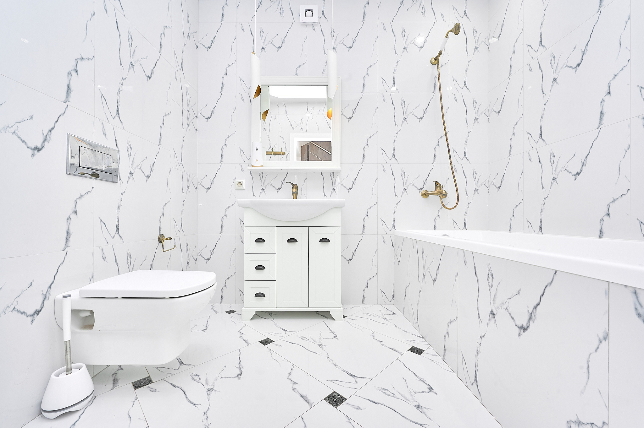 ванная комната светлые обои мраморная плитка 