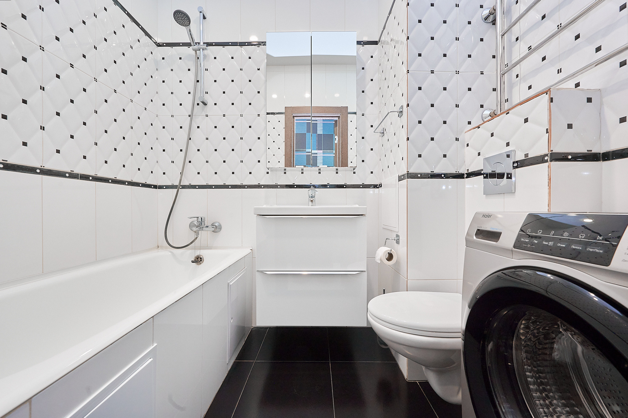 ванная комната  в черно белом цвете 