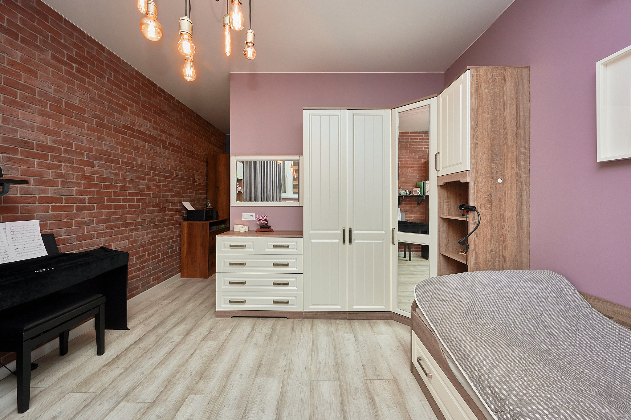 комната лавандовые обои шторы фиолетовые  белый шкаф 