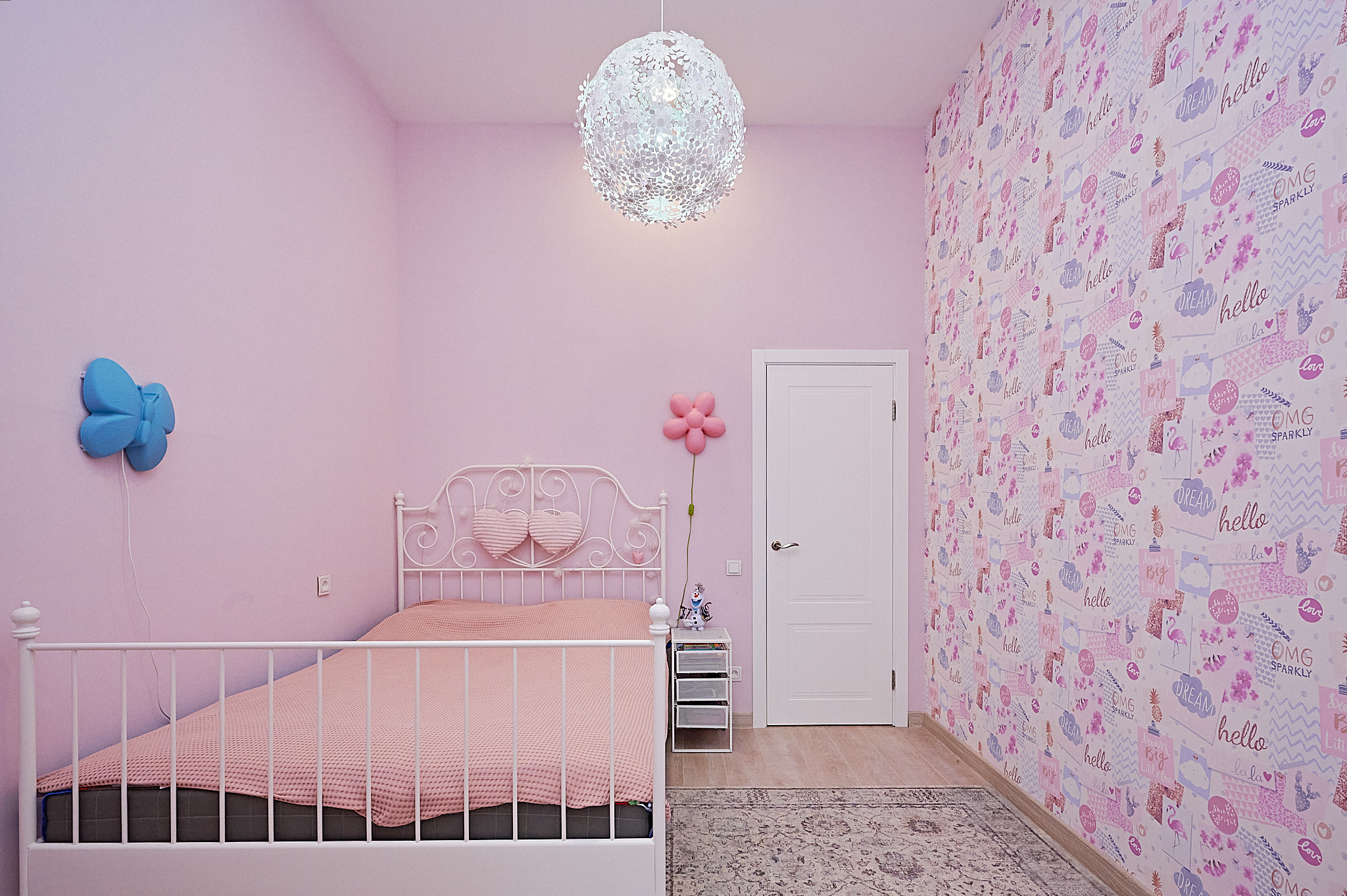 комната розовые обои белая входная дверь розовая кровать 