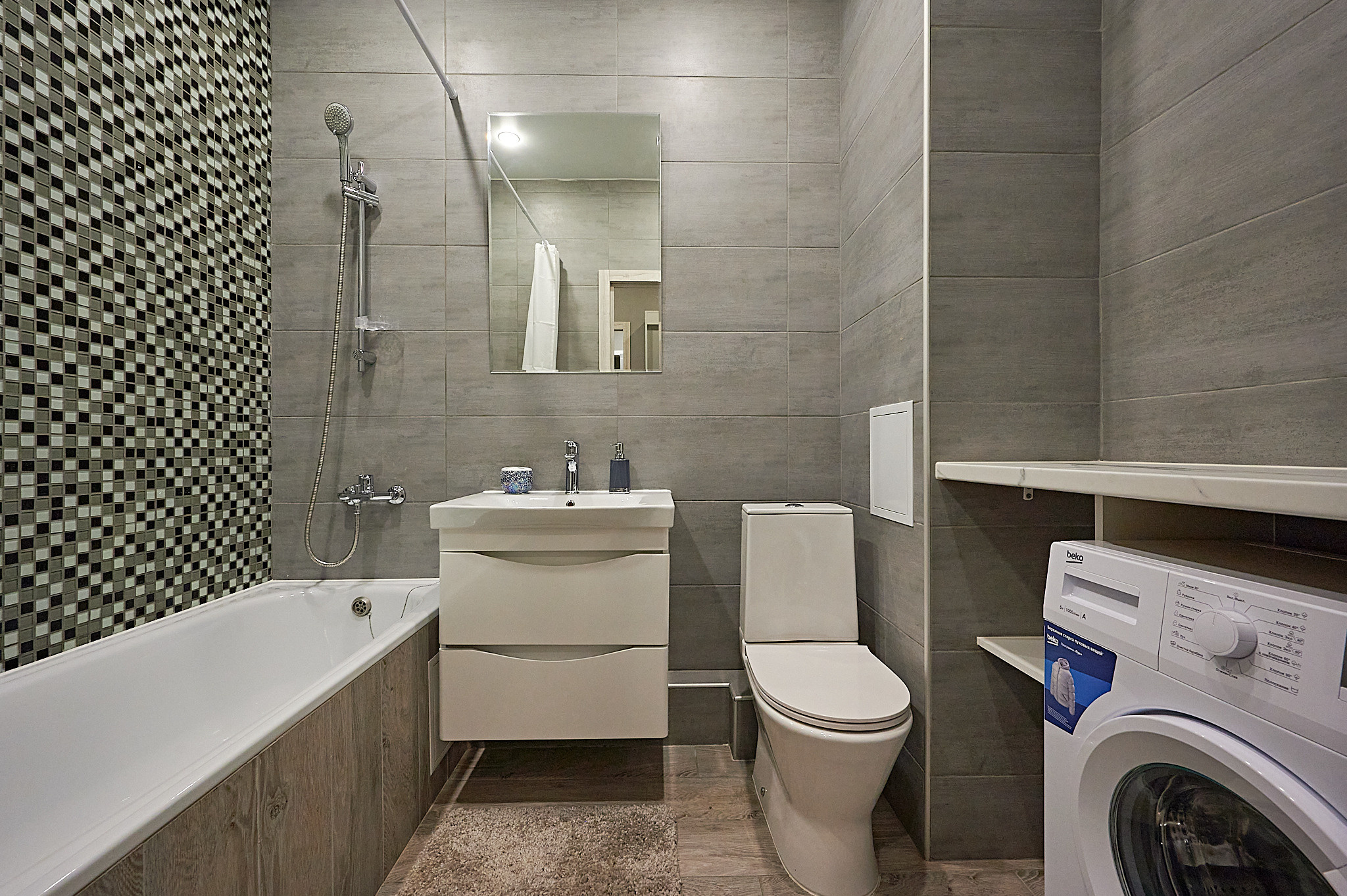 ванная комната серая плитка на обоях 