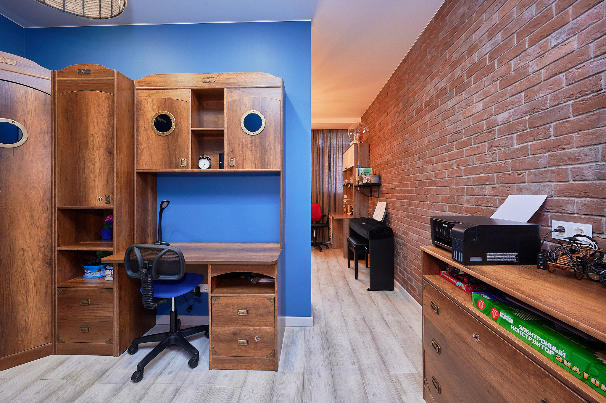 комната синие обои коричневые шкафы стол