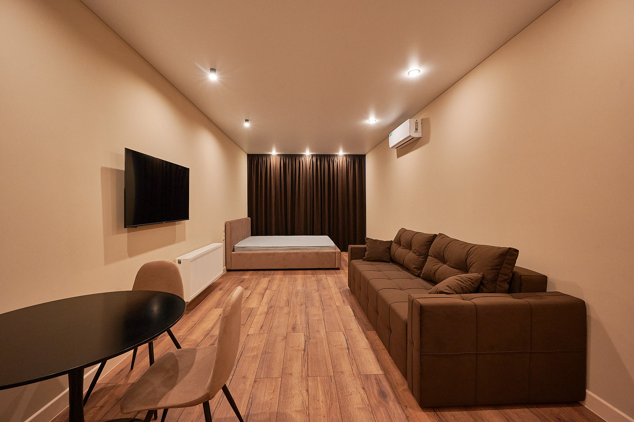 кухня  бежевые коричневые оттенки коричневый диван коричневые шторы коричневые 