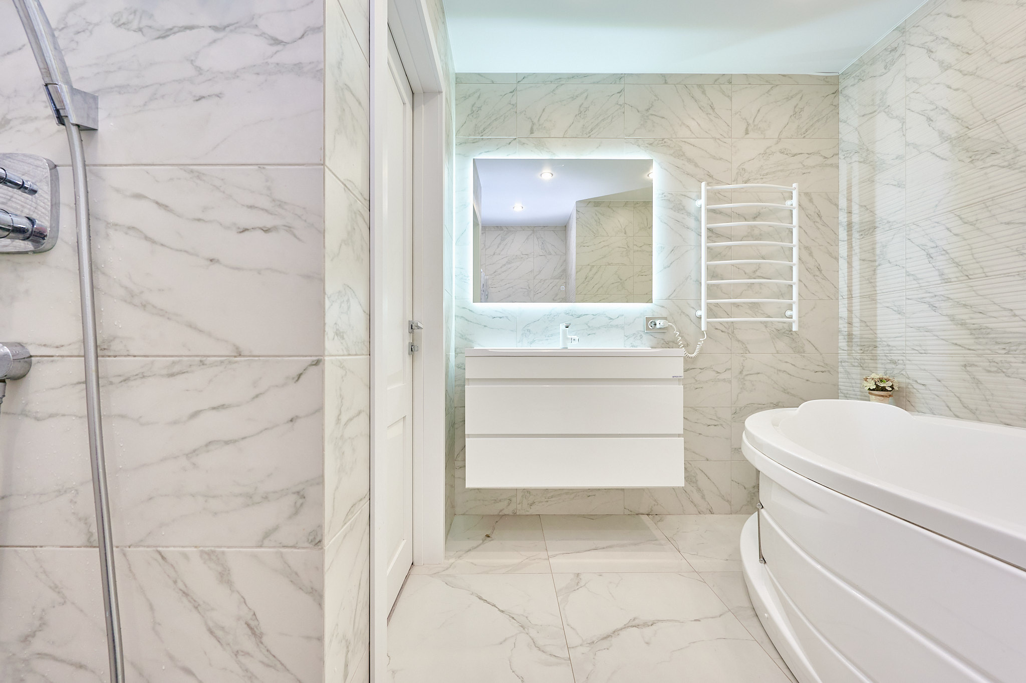 ванная комната в белой расцветке белая плитка   ванная 