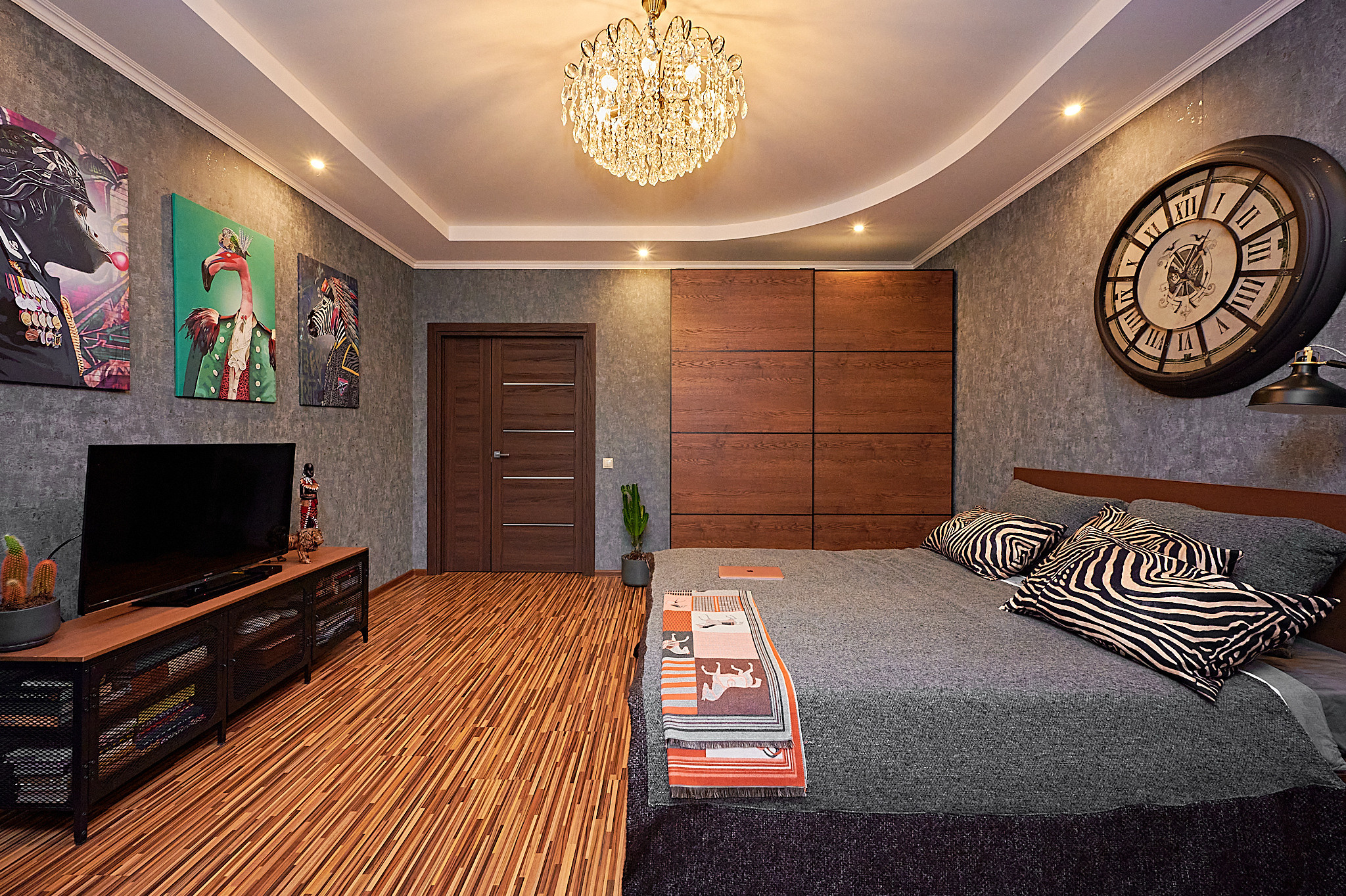 голубые обои коричневый шкаф 