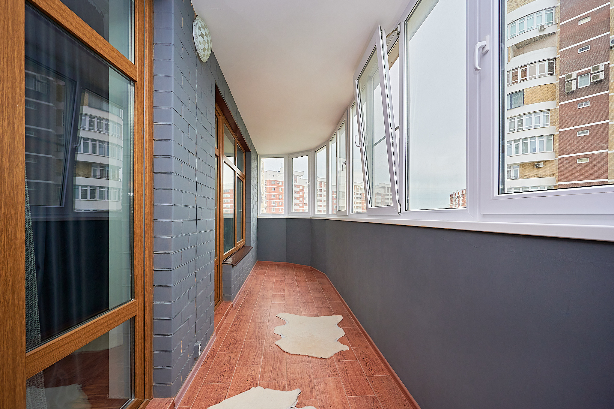 балкон серые стены 