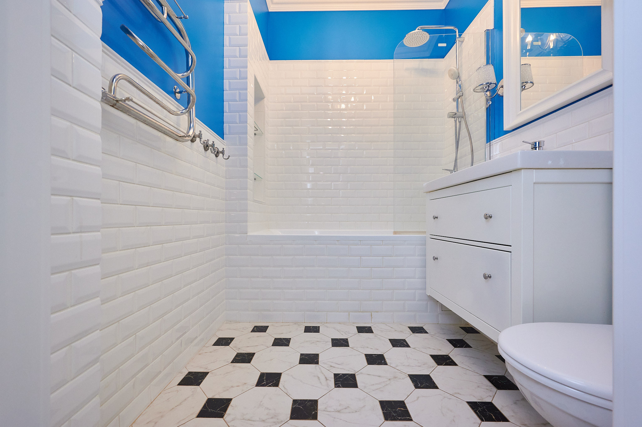 ванная черно белые полы светлая мебель 