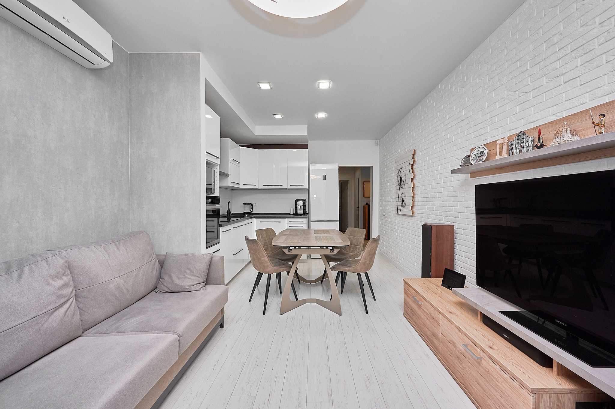 светлый диван телевизор 