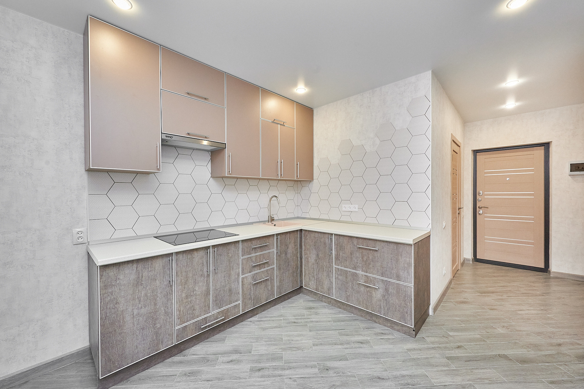 кухня белые обои серые темно шкафчики 