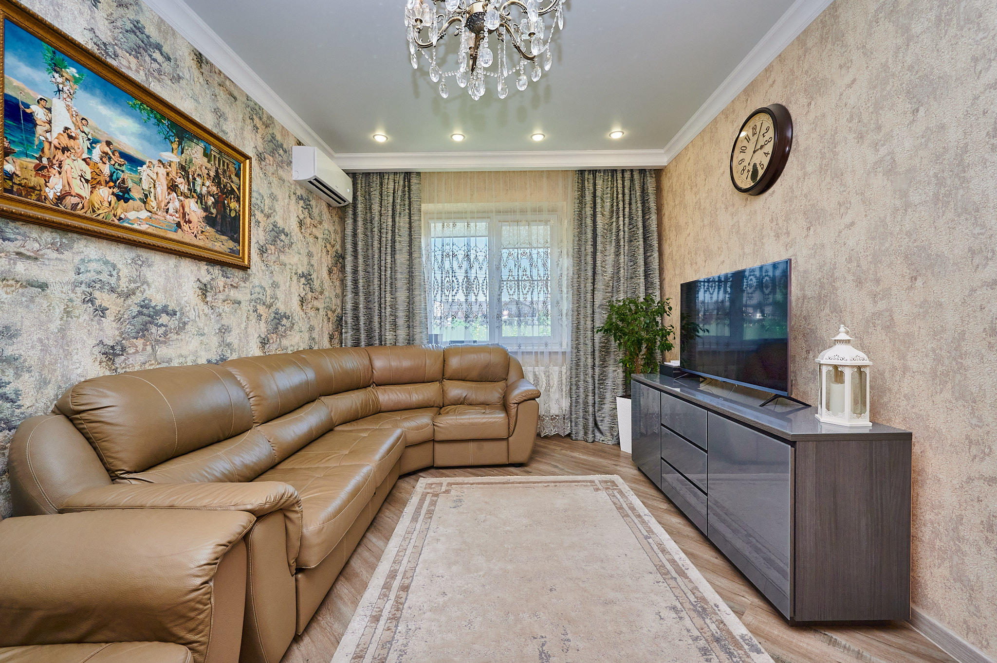 коричневый диван серые шторы  тумбочка серая 