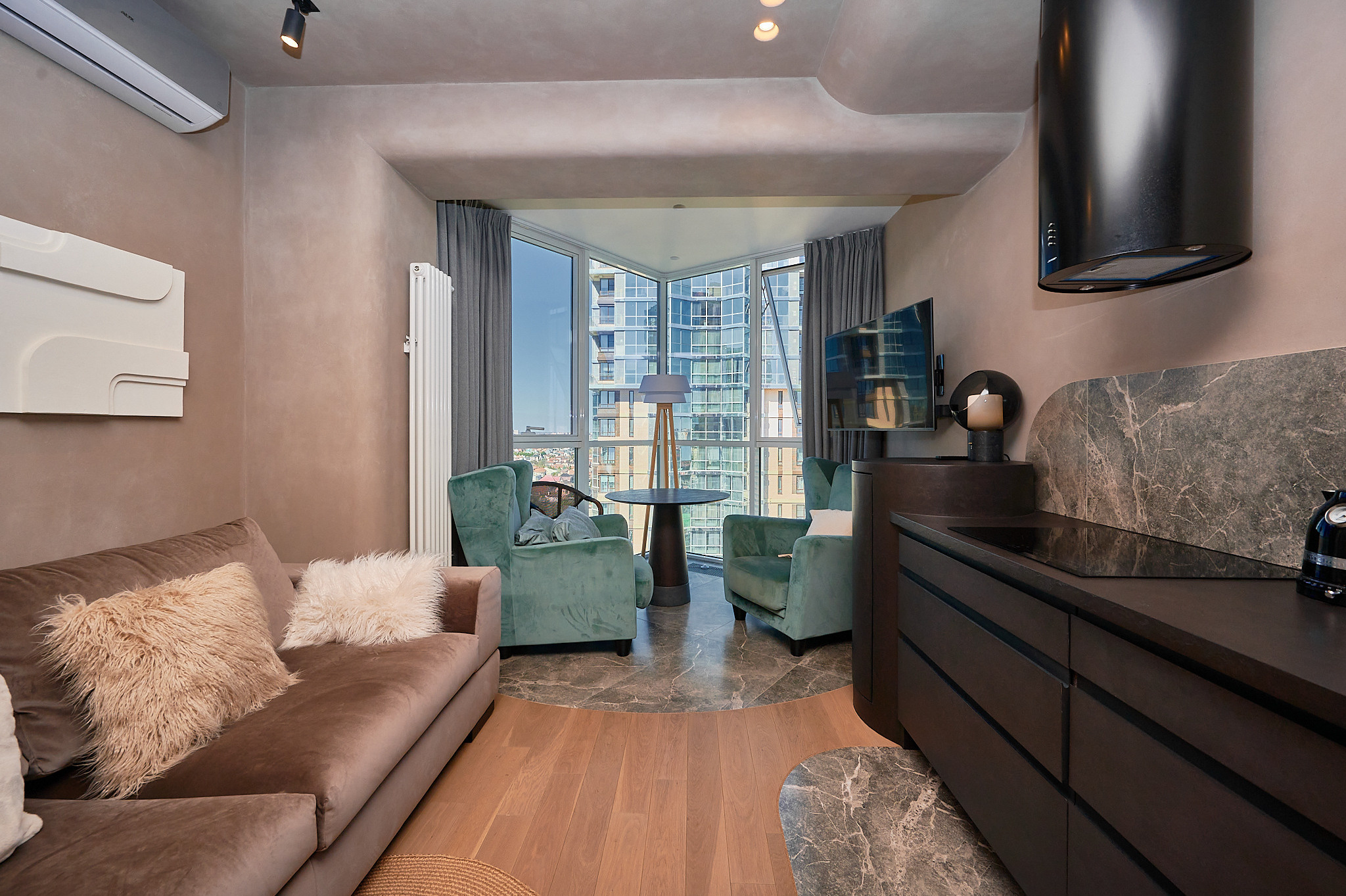 серый диван два бирюзовых пуфика на балконе 