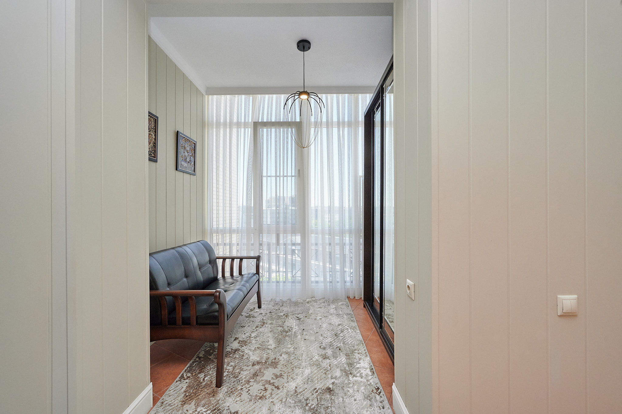 вход коричневое кресло 