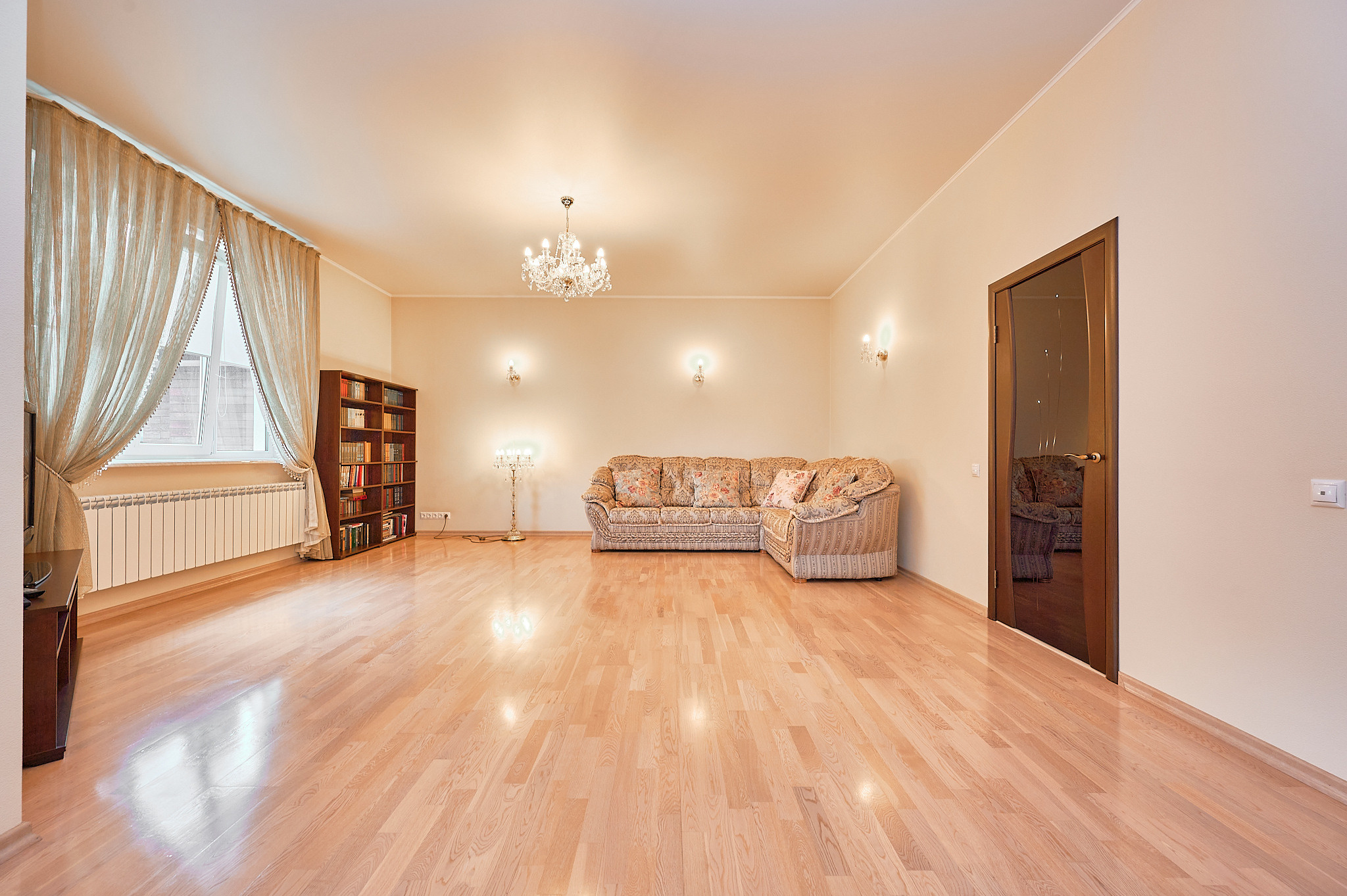 гостиная в бежевых оттенках светлым ламинатом 