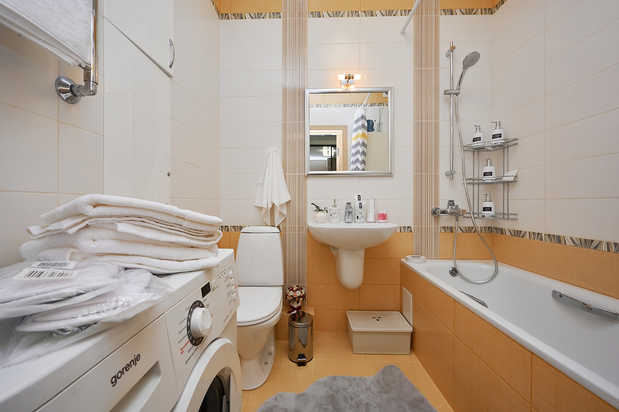 ванная комната бежевая плитка белая ванна 