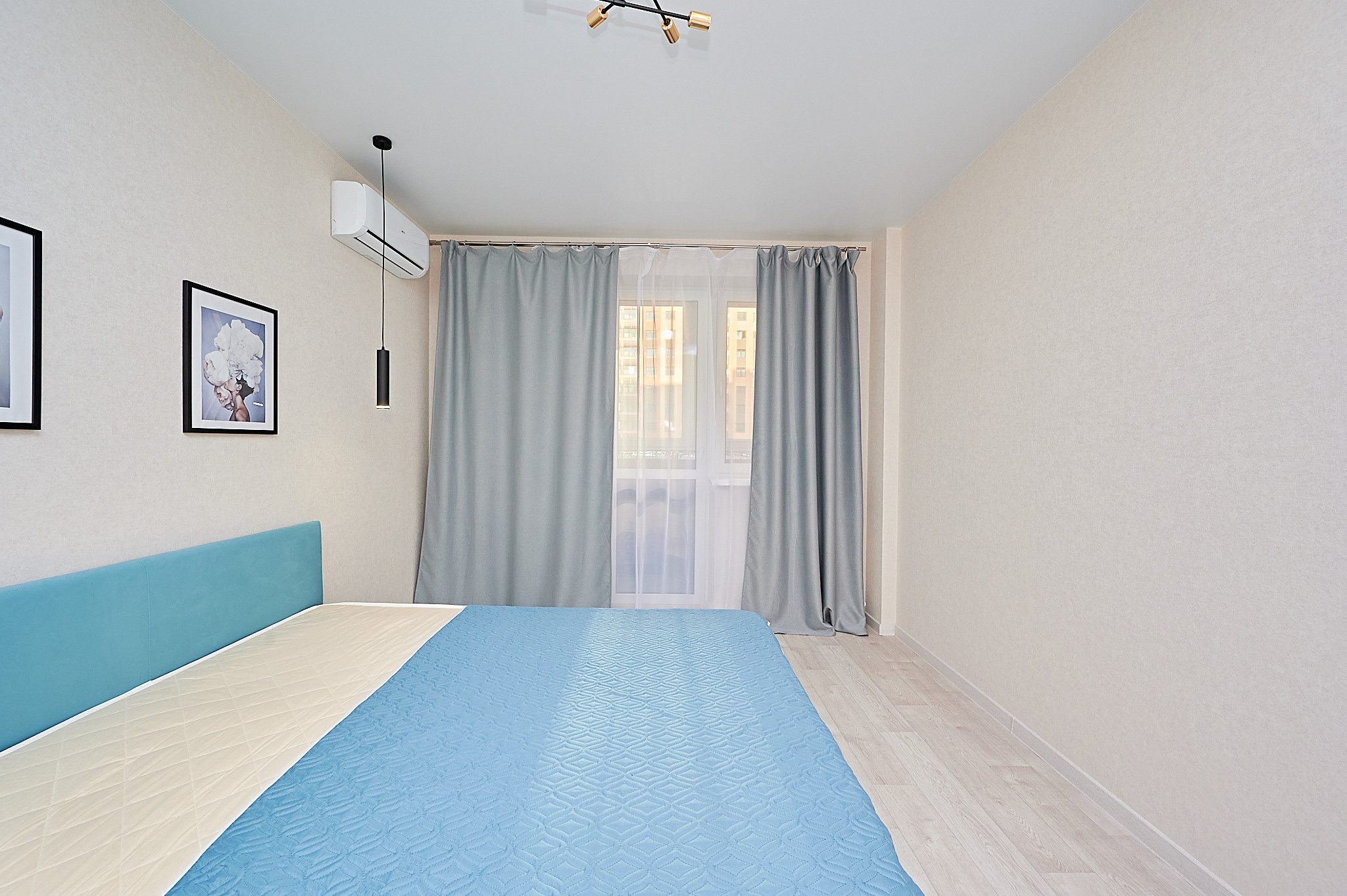 комната серые шторы голубая кроватьвв