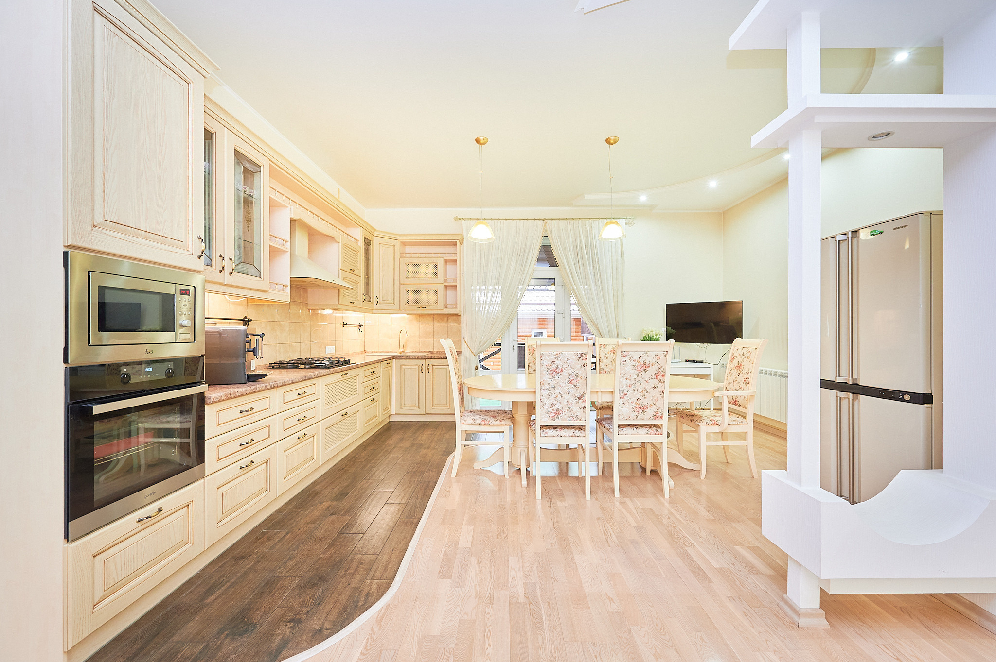 кухня бежевые шкафчики светлый кухонный стол 