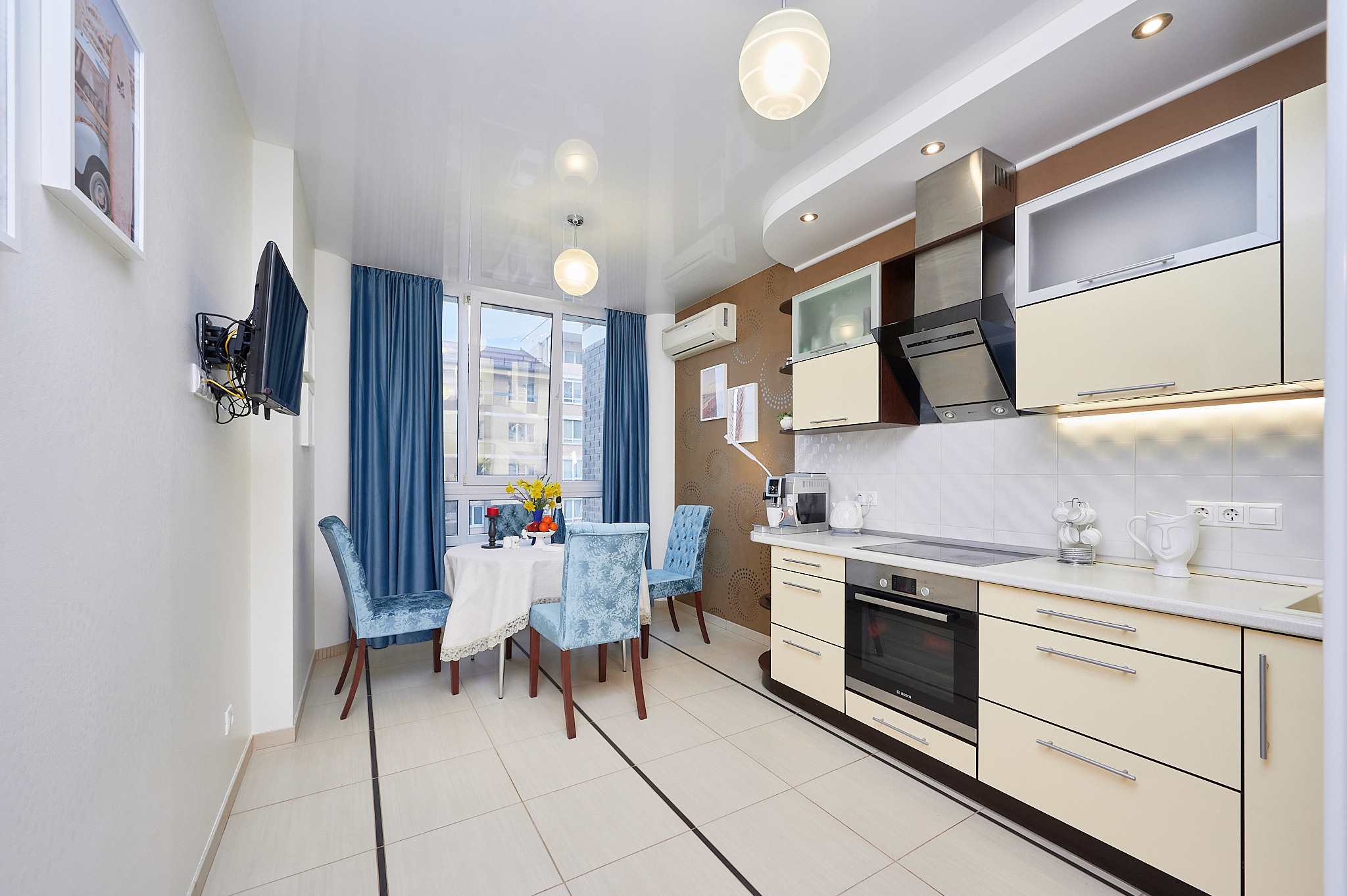 кухня белые шкафчики голубые шторы голубые шторы 