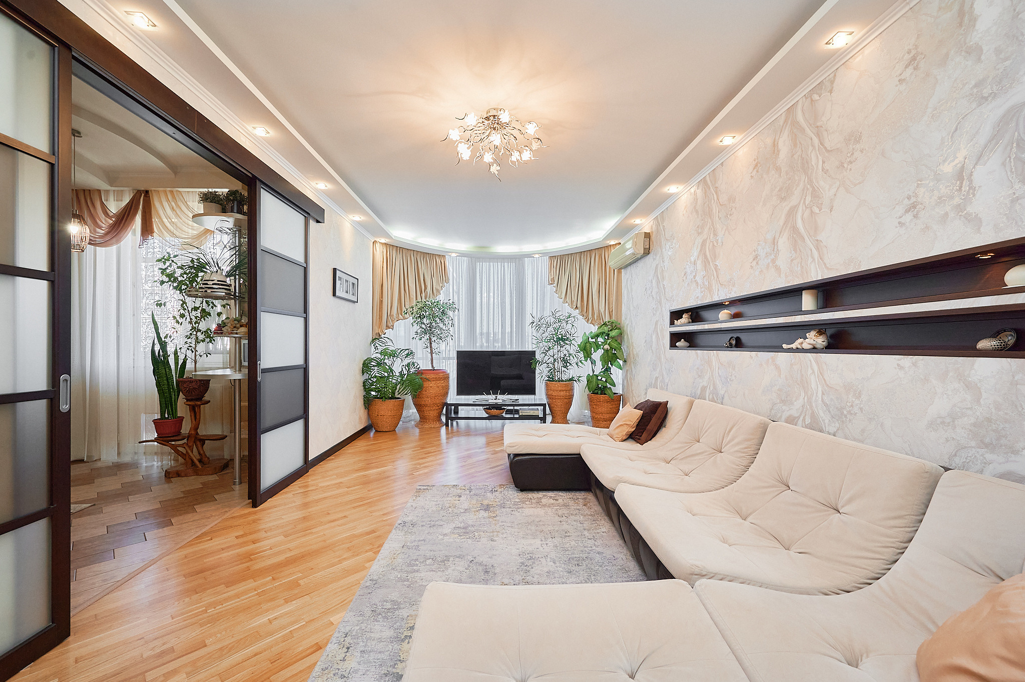 белый диван гостиная 