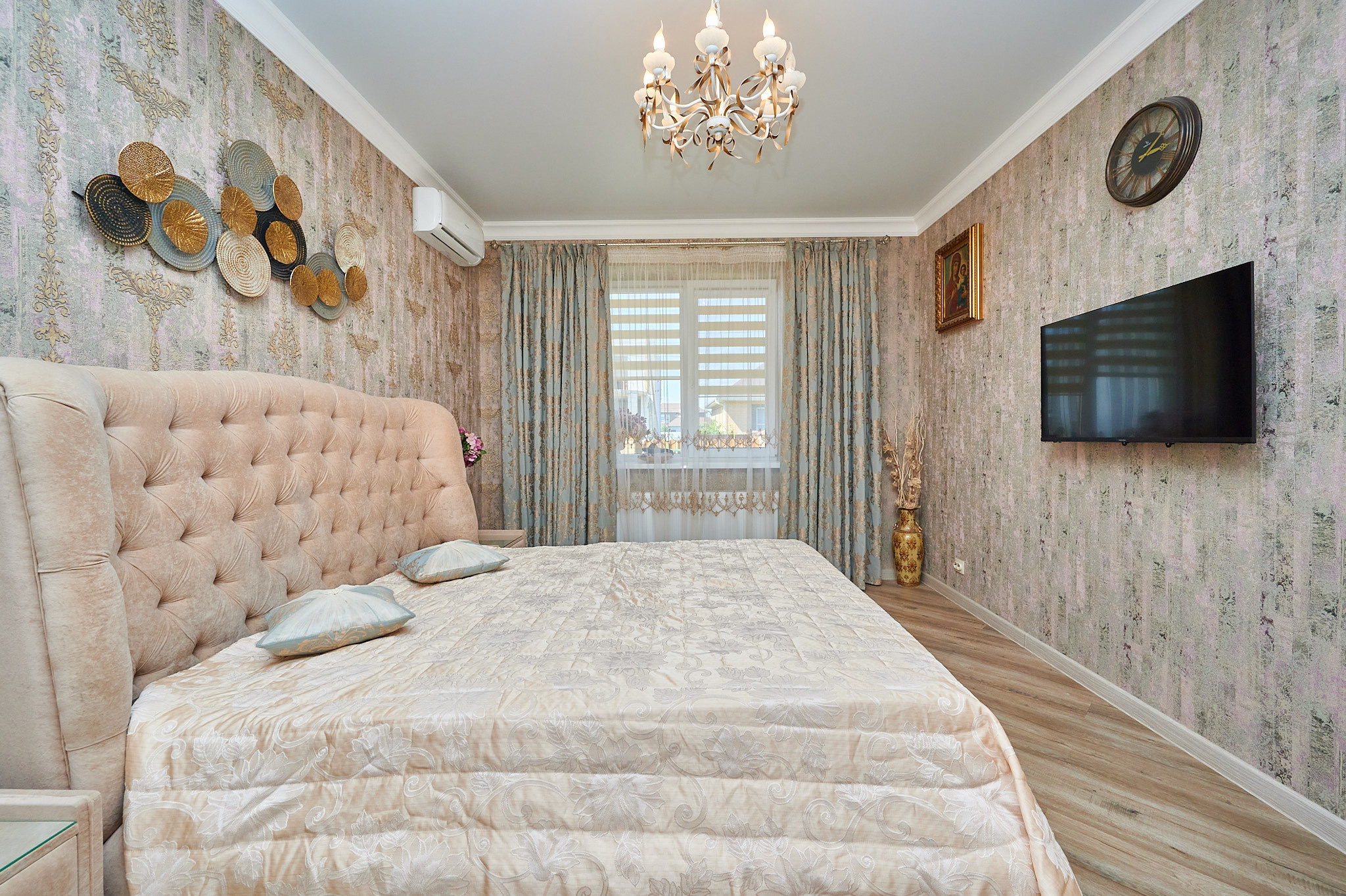 комната светлые обои серые шторы 