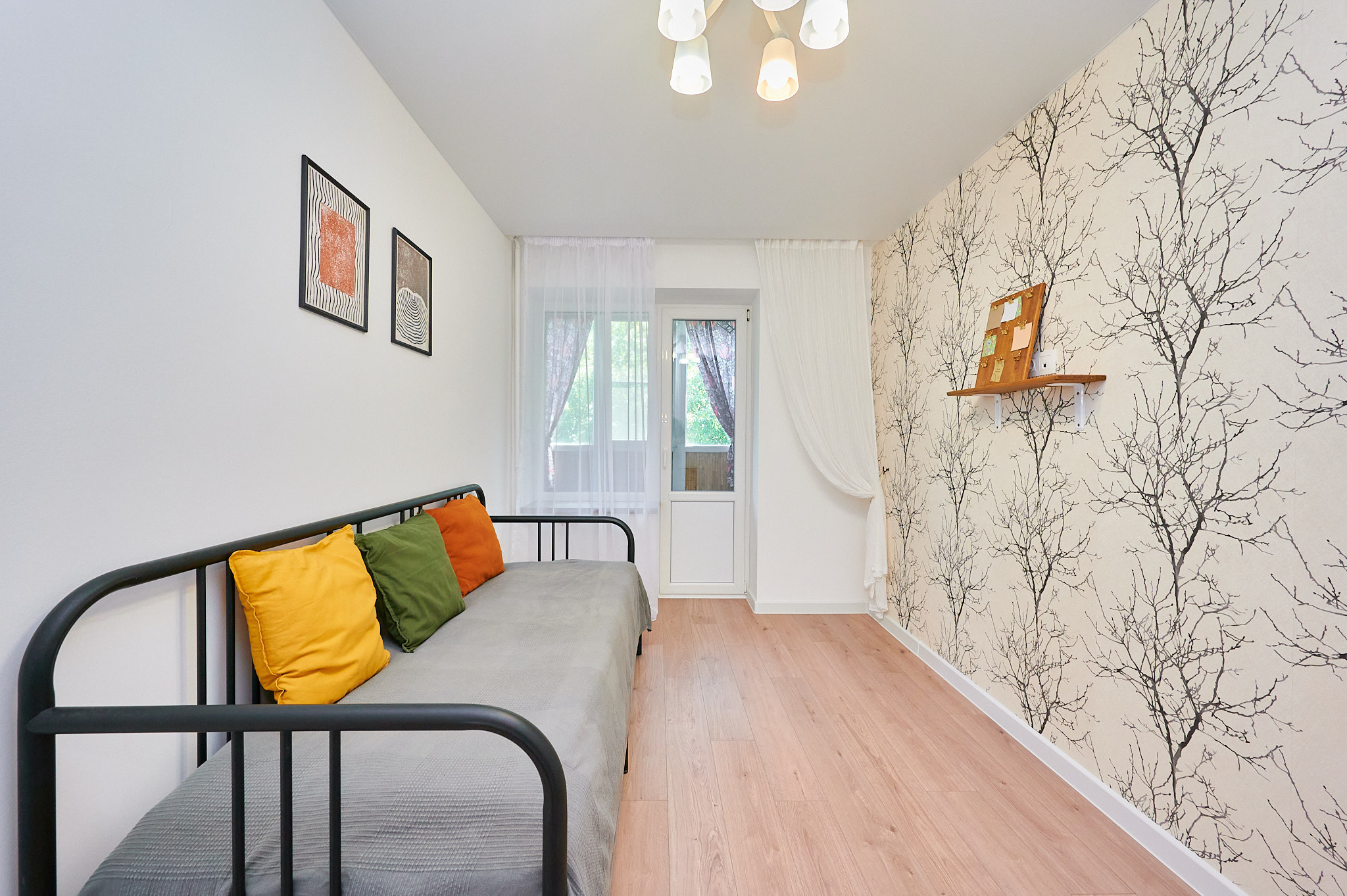 комната серая раздвигающая кровать  прозрачные шторы светлые обозы с небольшим рисунком 