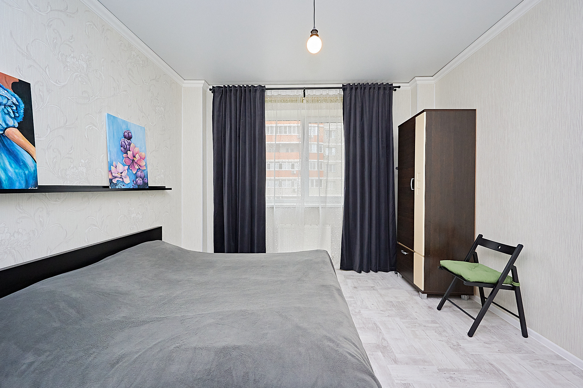 комната синие шторы черный шкаф белые обои 