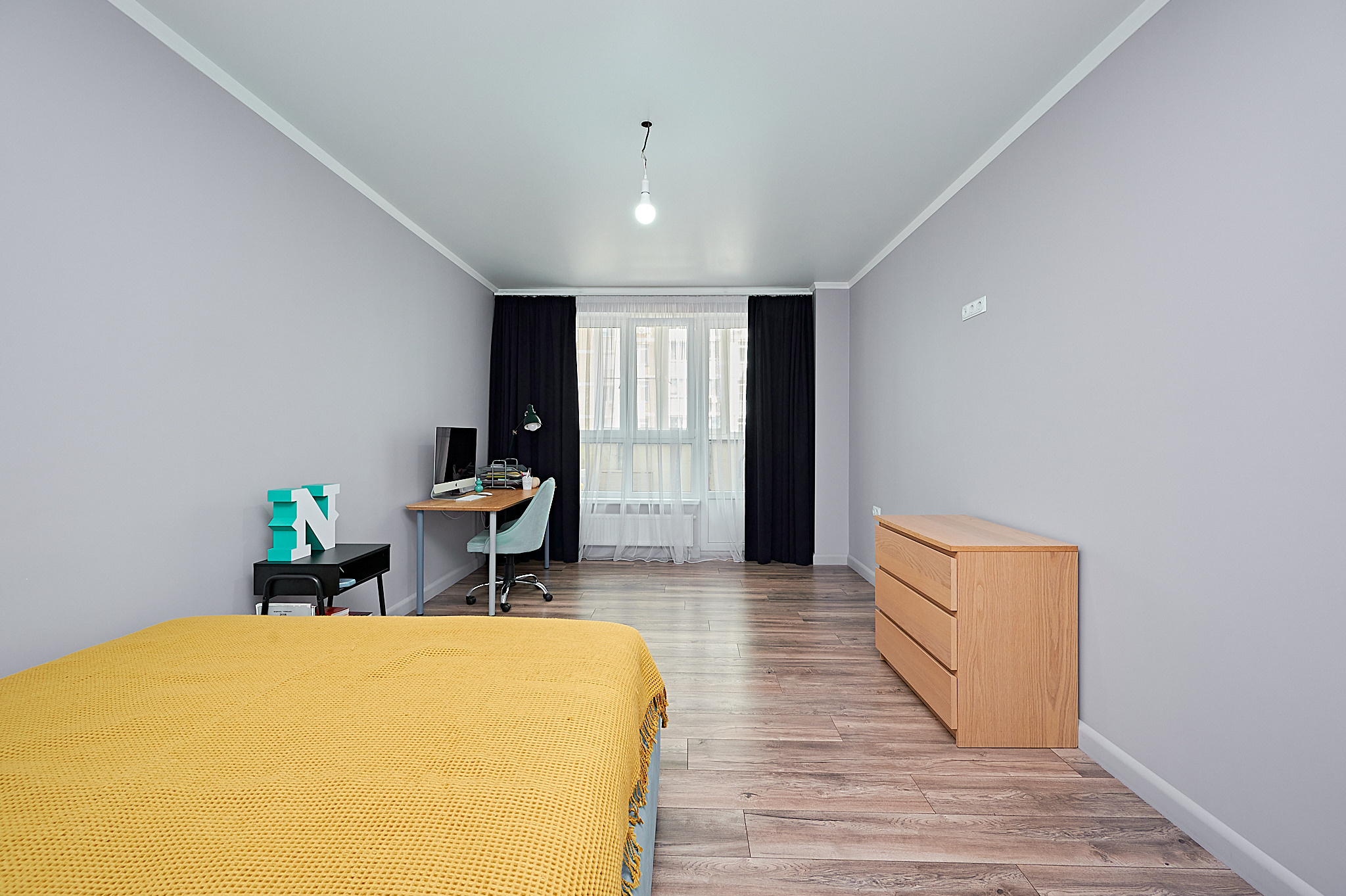 комната  черные шторы  персиковая тумбочка  бирюзовая кровать столик бирюзовый стул