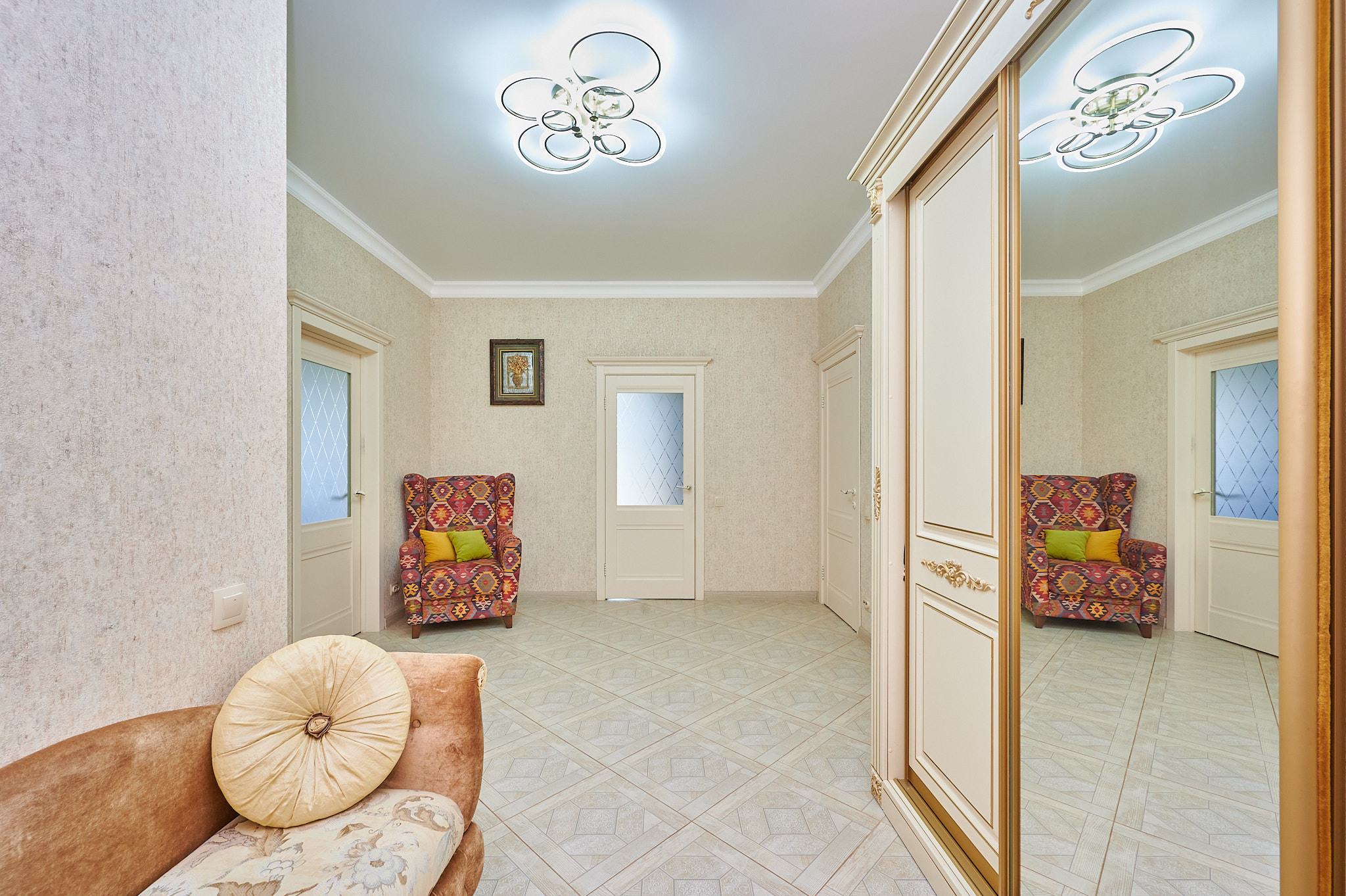 коридор со светлыми обоями светлый шкаф 