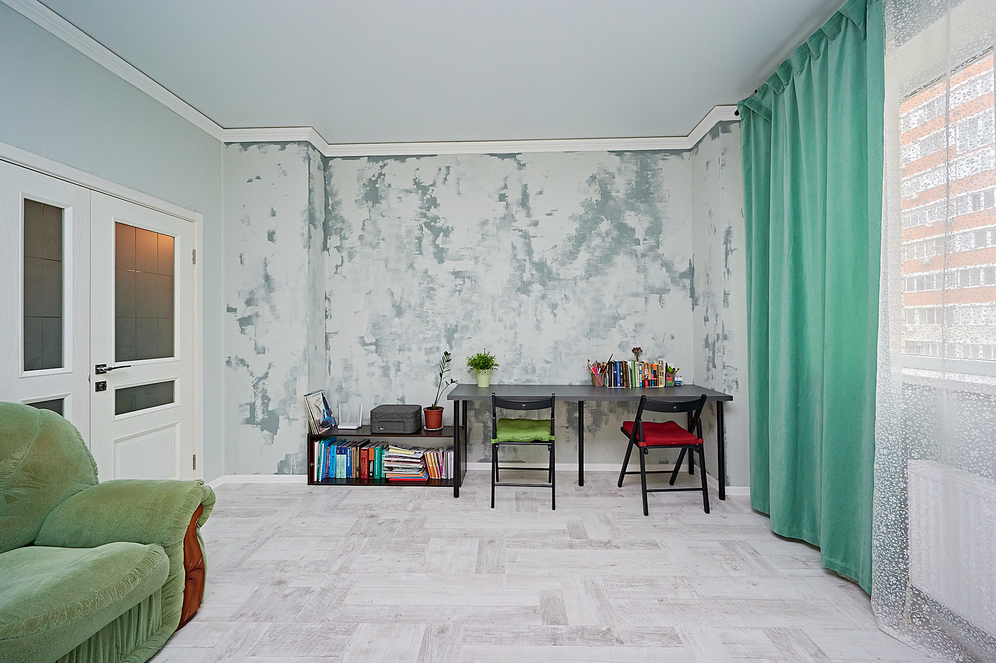 бирюзовые шторы зеленый диван 