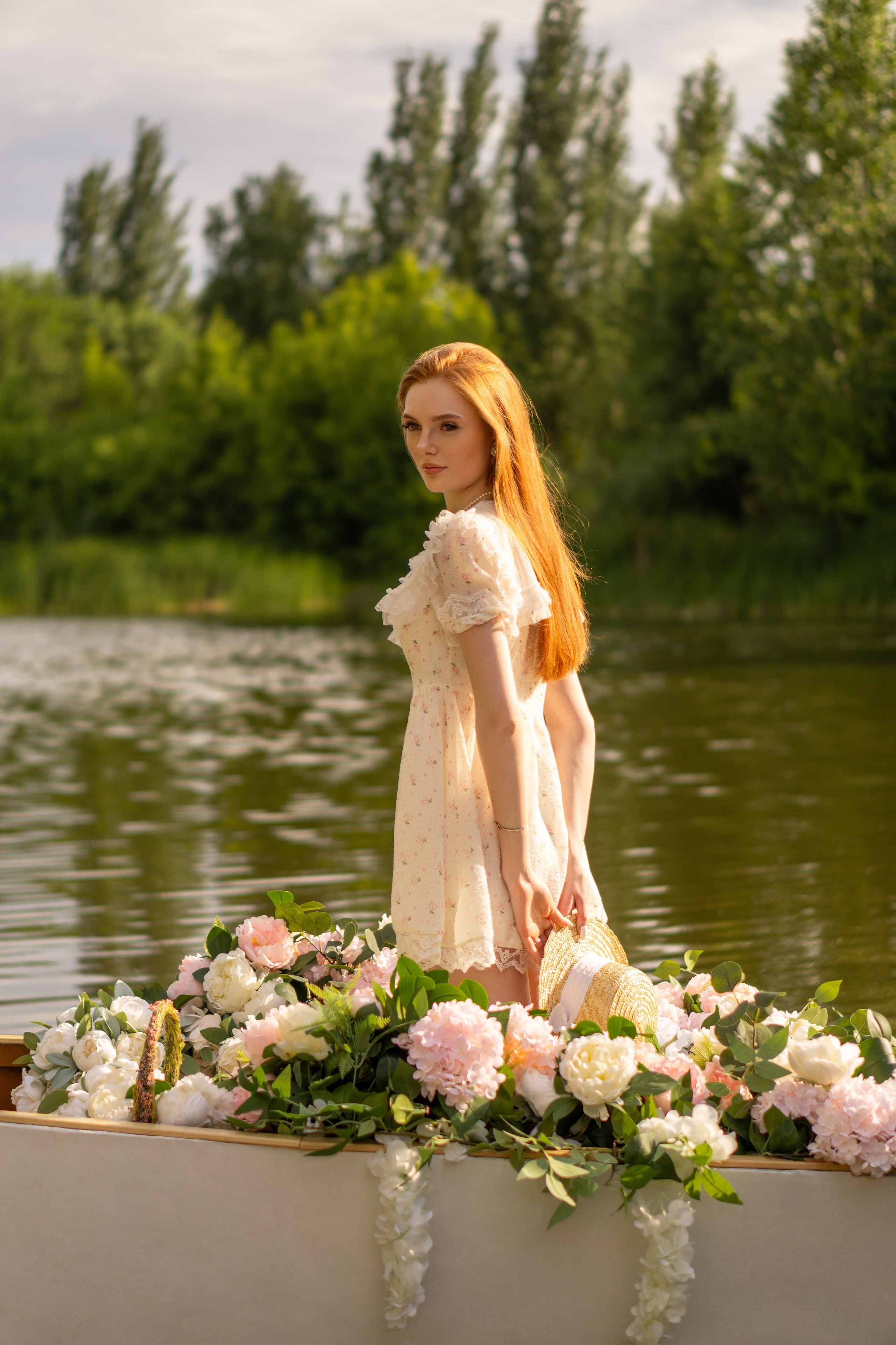 Фотосессия в лодке с цветами. Сафронова Елена Тольятти. Портретный и репортажный фотограф в Тольятти | Елена Сафронова