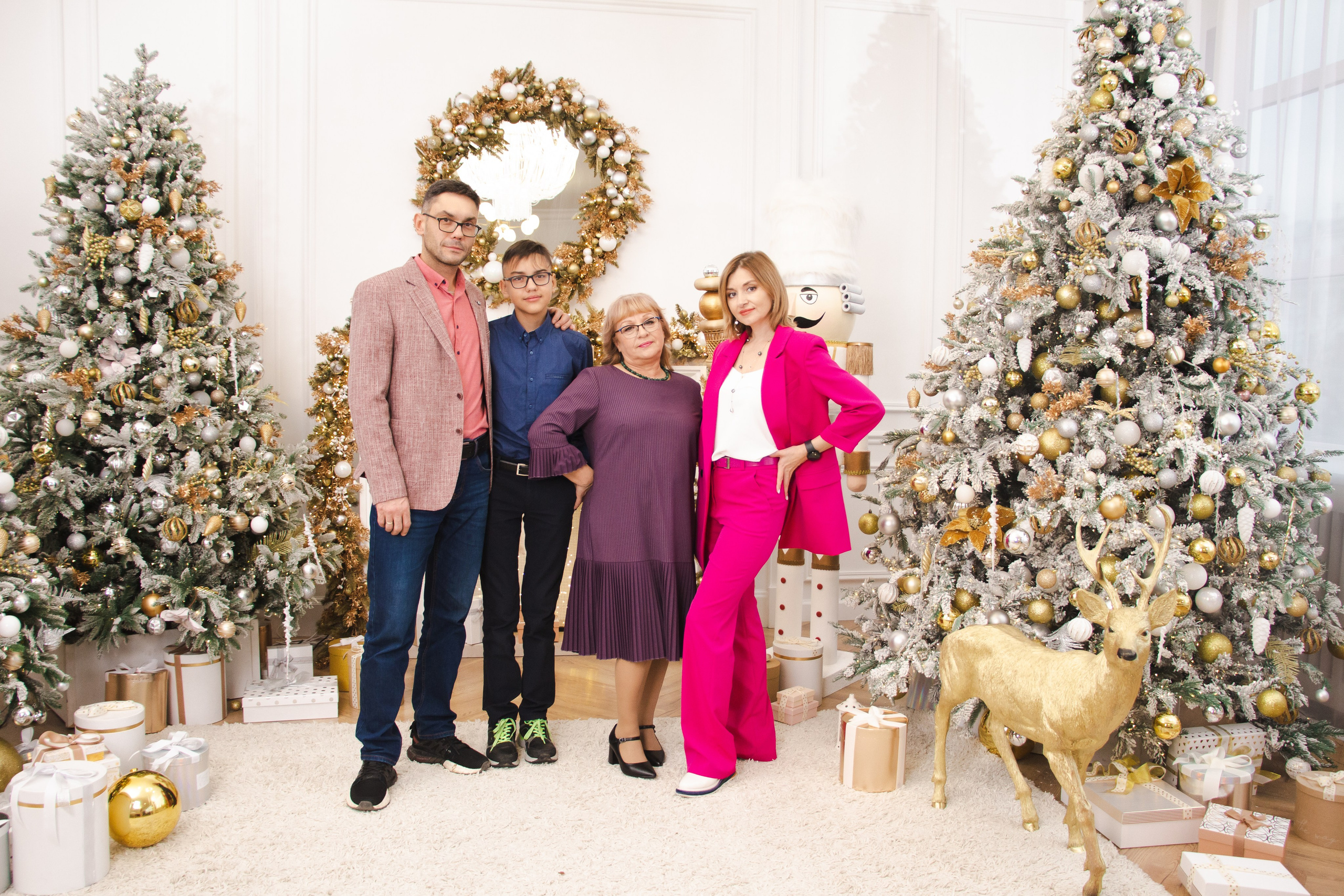 Тепло большой семьи — семейная фотосессия в студии, Екатеринбург. Фотограф в Екатеринбурге Пойгина Елена