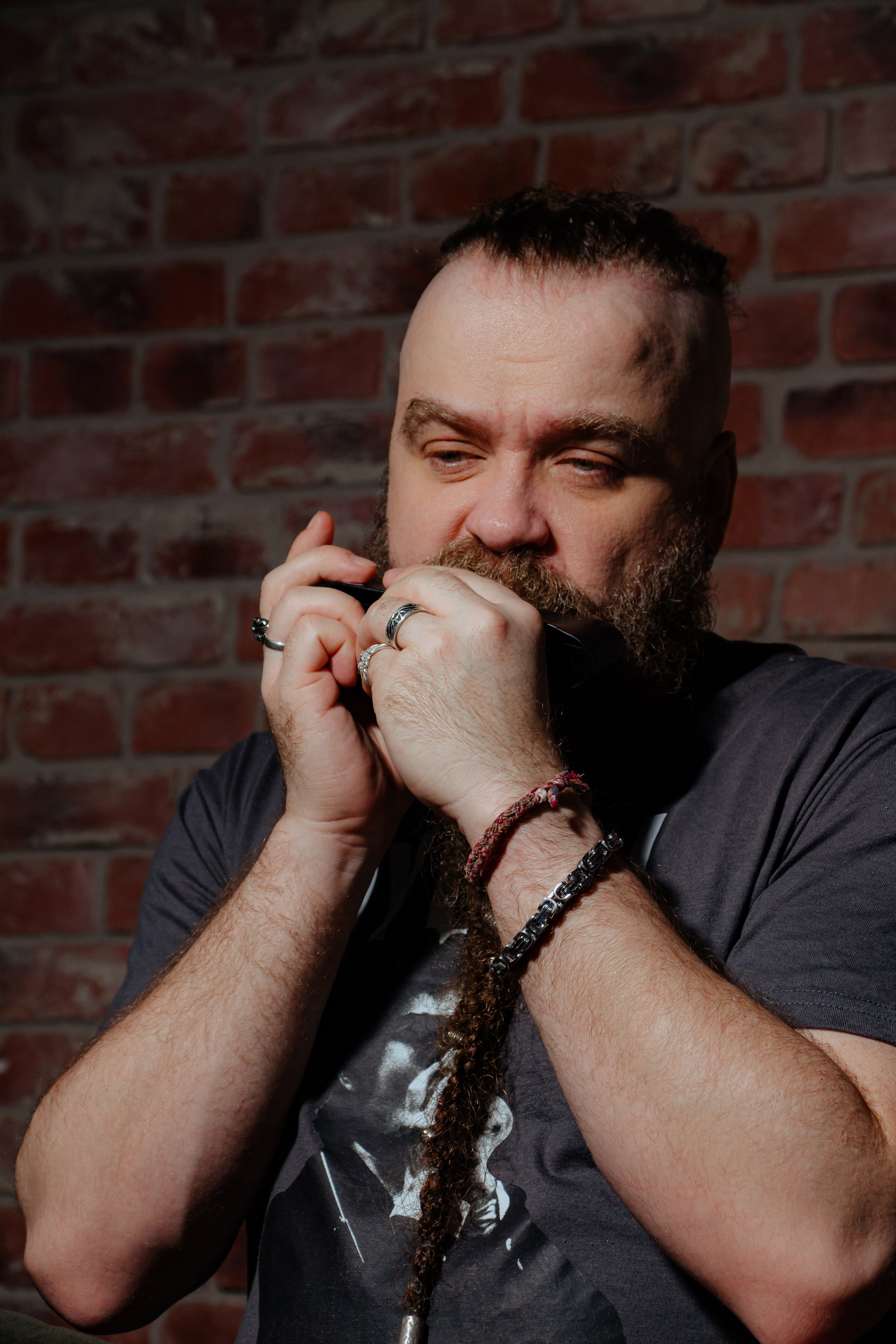 Борис Плотников. Губная гармоника. Мужской портрет, фотосессия для музыканта. Фотограф в Екатеринбурге Пойгина Елена