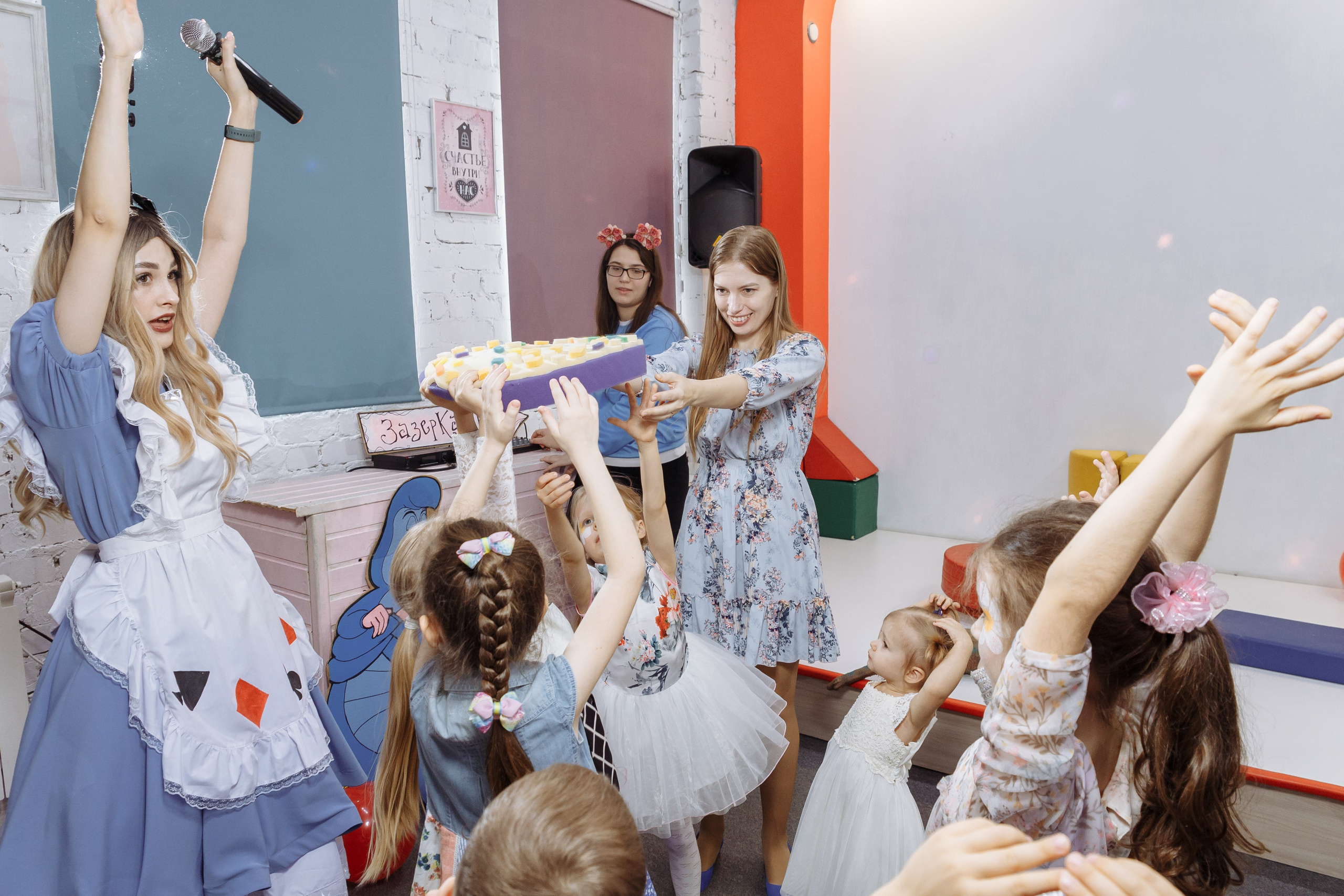 Олеся празднует свое 6 летие в компании Алисы, Чеширского кота и друзей. Событийный фотограф Максим Бескоровайновнов