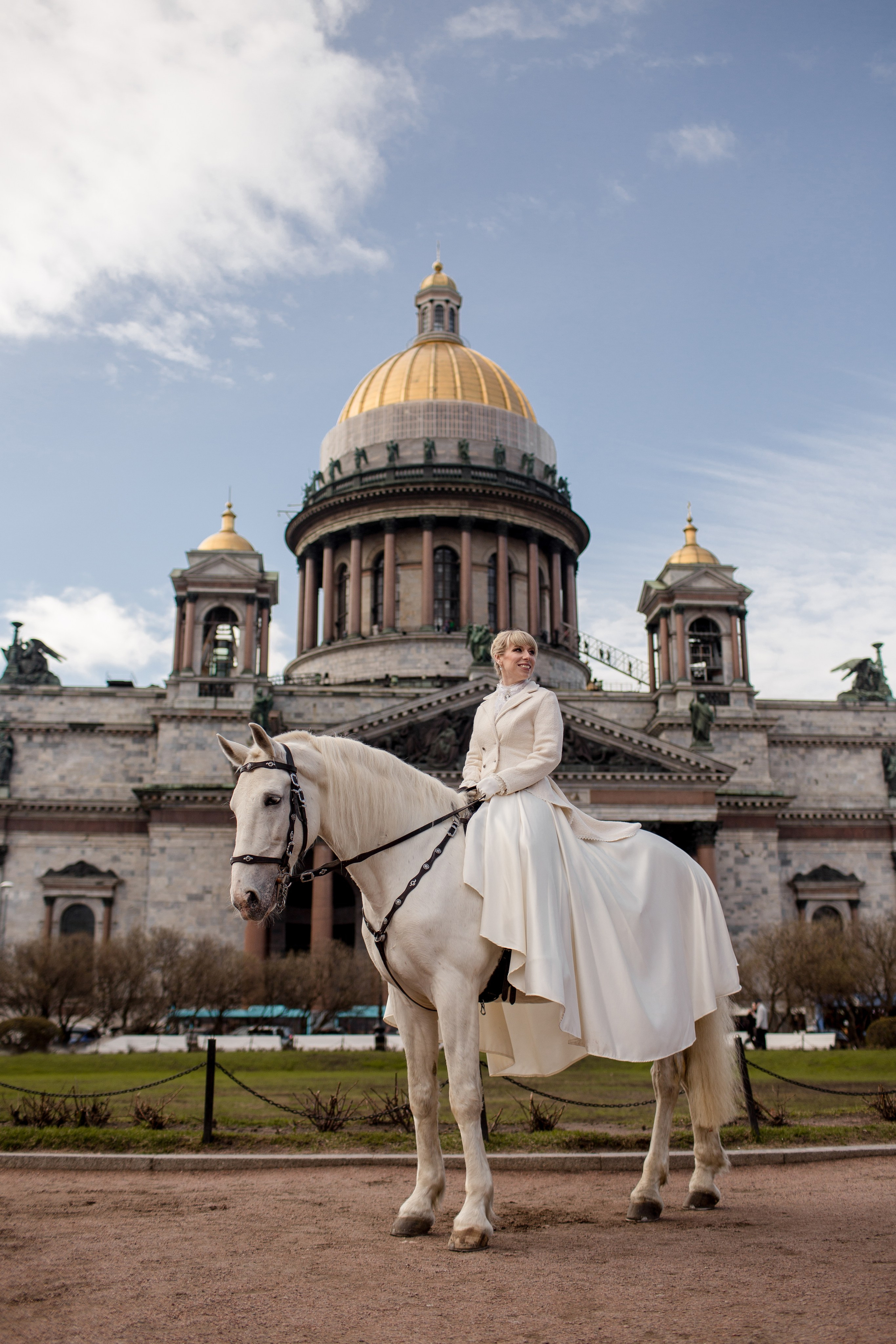Фотосессия с лошадью у Исаакиевского собора