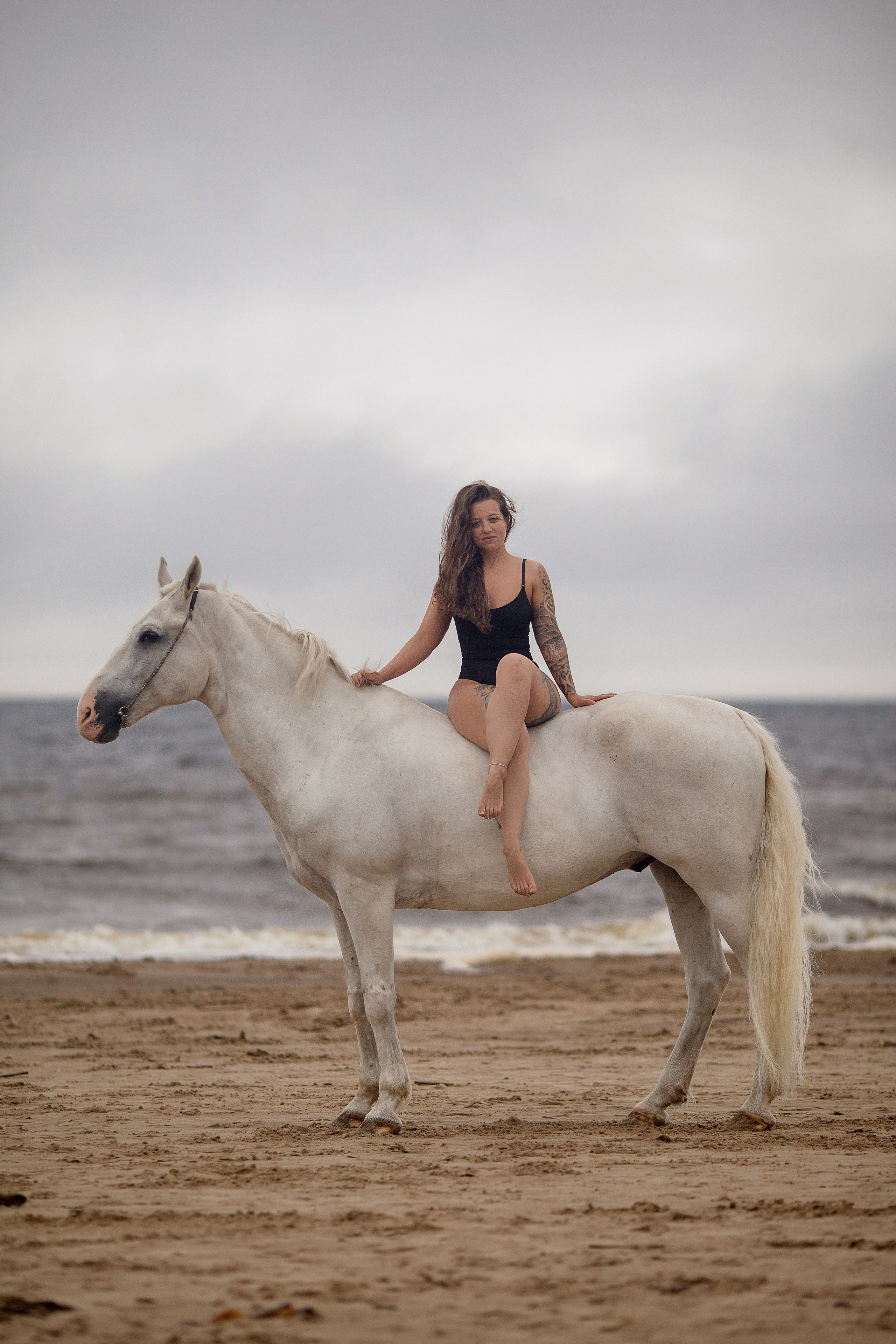 Фотосессия с лошадью в купальнике