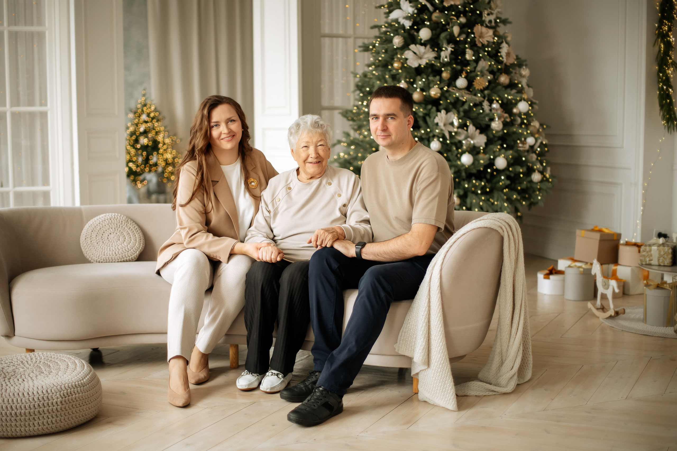 Семейная новогодняя фотосессия в&nbsp;студии в&nbsp;Екатеринбурге